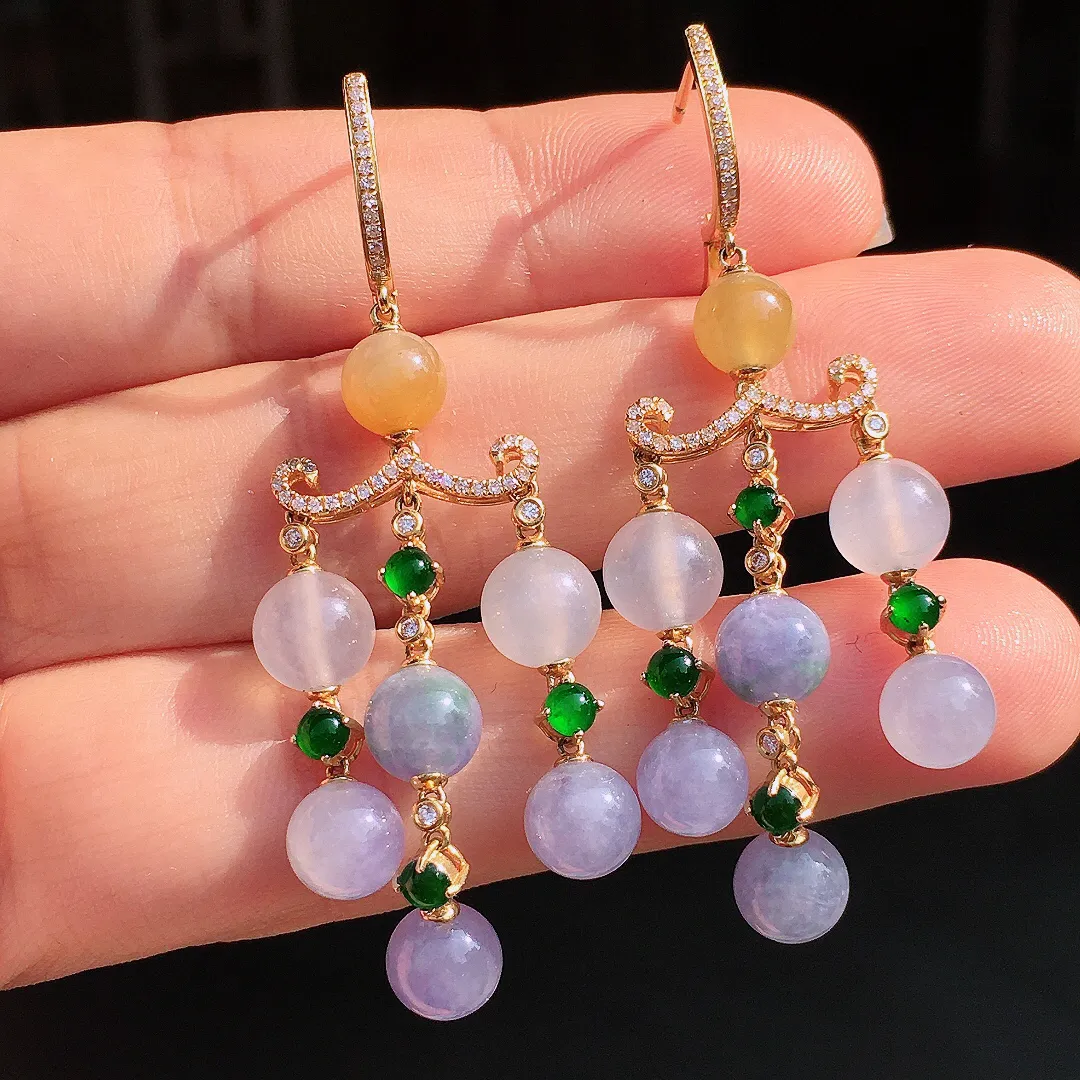 三彩珠子耳坠，色泽均匀艳丽，玉质细腻，荧光感超
强，饱满圆润，尽显优雅气质，18k
金豪华镶嵌