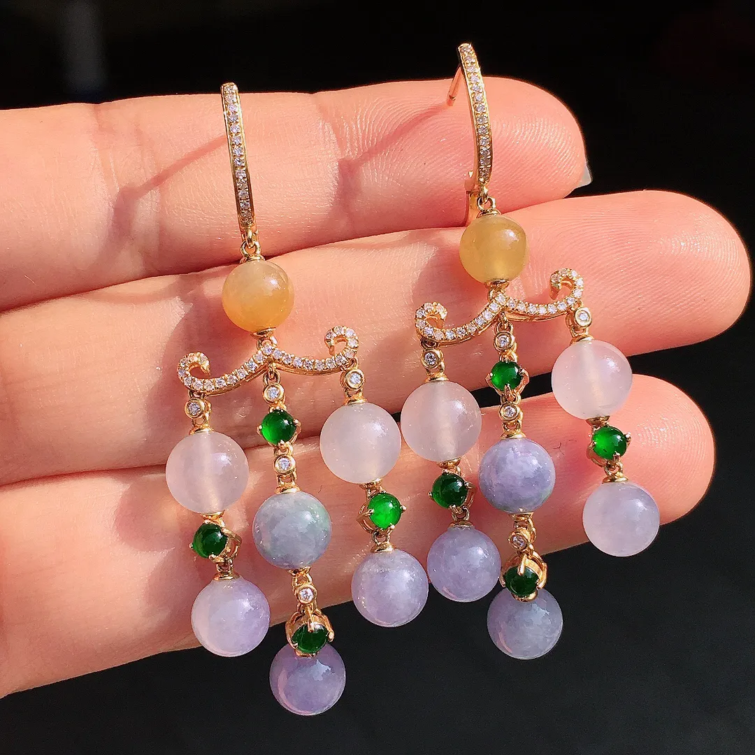 三彩珠子耳坠，色泽均匀艳丽，玉质细腻，荧光感超
强，饱满圆润，尽显优雅气质，18k
金豪华镶嵌