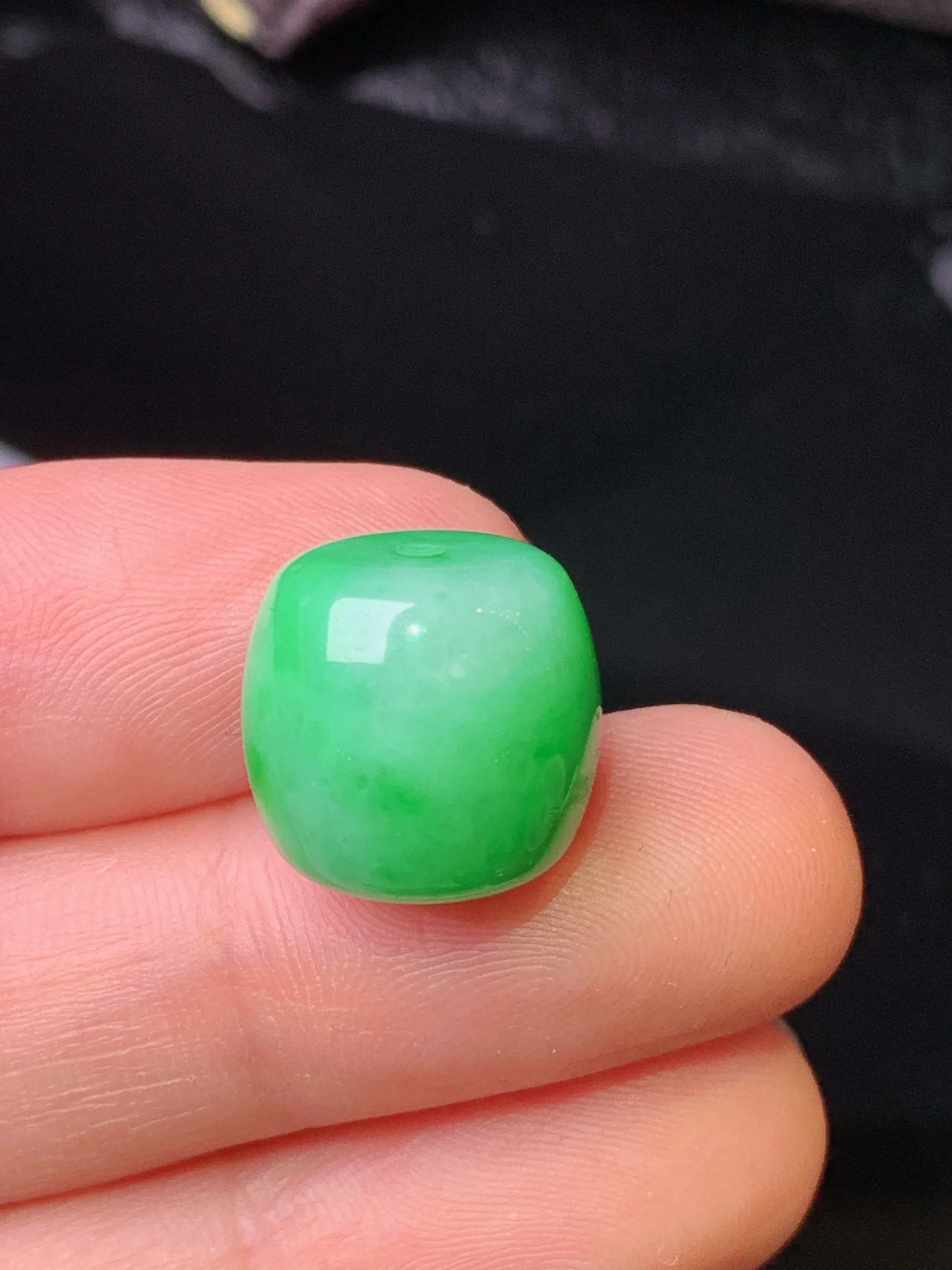 翠绿路路通吊坠 玉质细腻 色泽清新艳丽 整体尺寸13.3*13.3*12.3