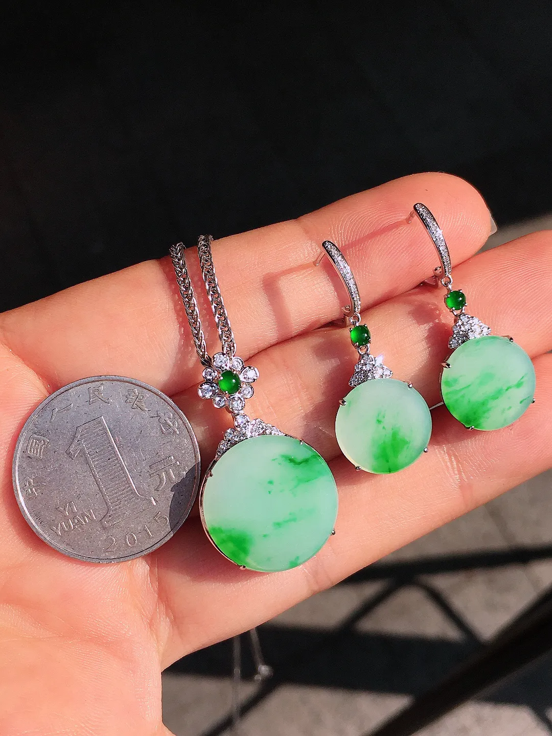 飘绿平安扣套装（吊坠+耳坠），色泽均匀艳丽，玉质细腻，荧光感超
强，饱满圆润，尽显优雅气质，18k
金豪华镶嵌