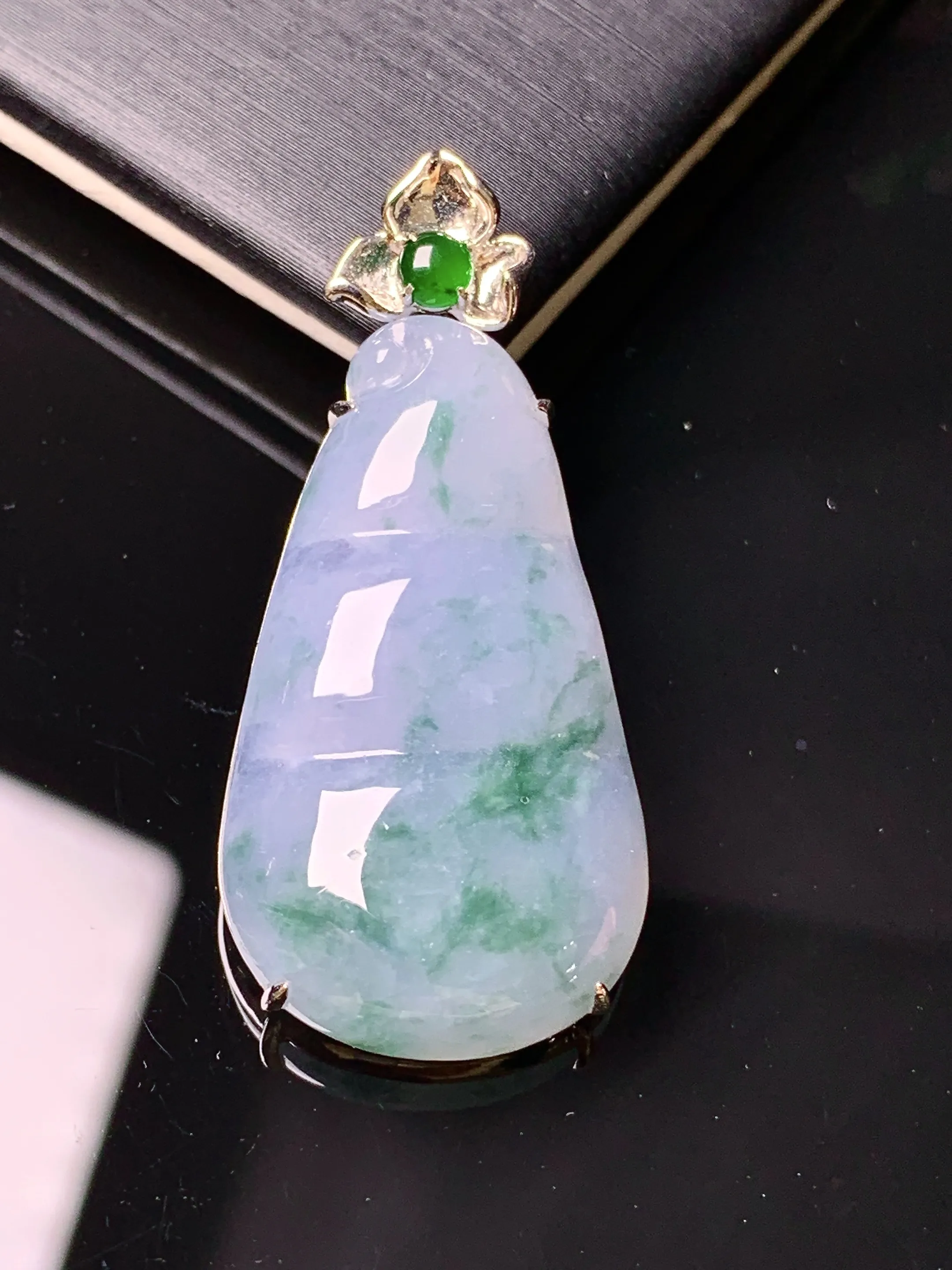 18k金镶嵌淡紫罗兰四季豆吊坠 玉质细腻 色泽清新艳丽 整体尺寸38*17.5*6.2