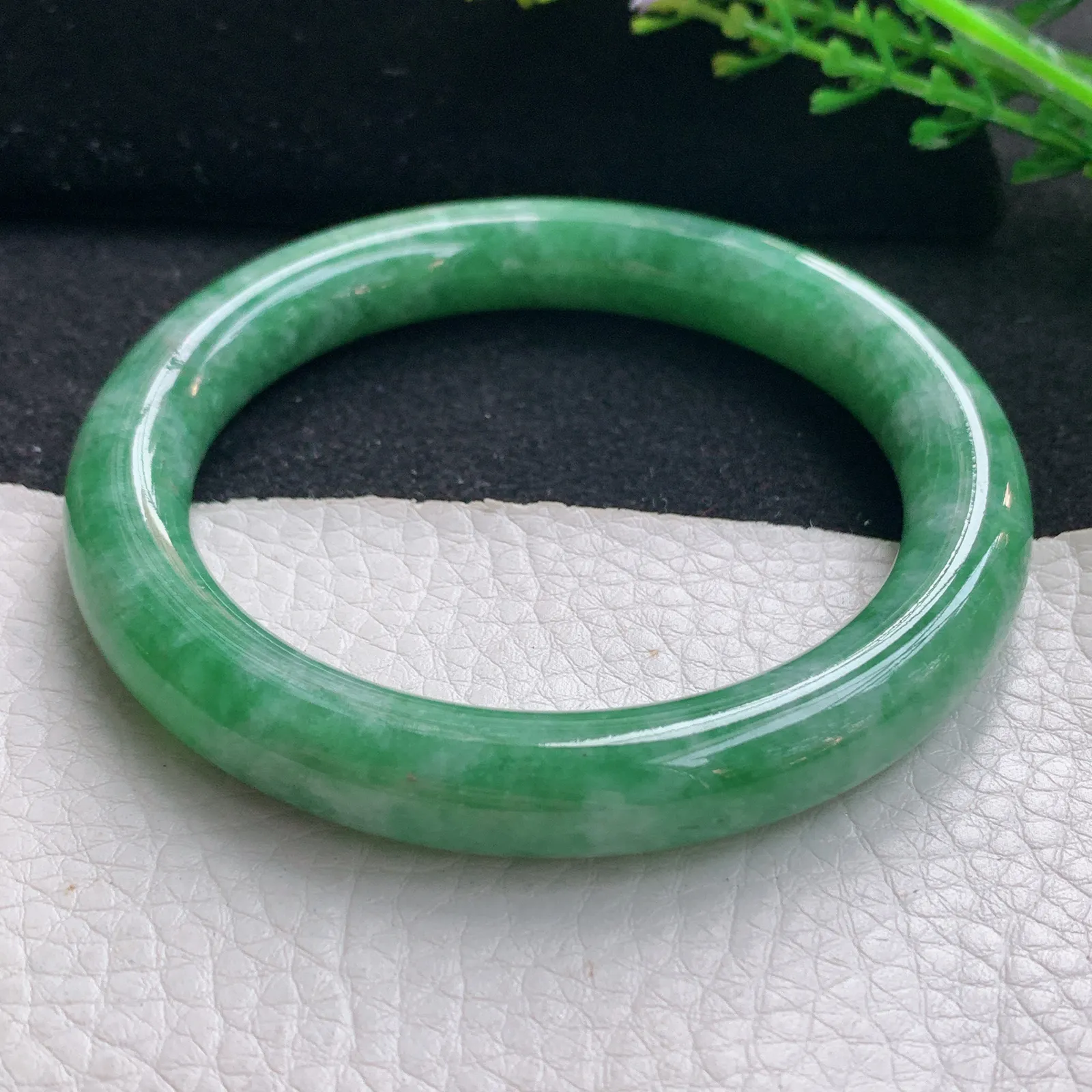 n自然光59*10.3*10美人镯 翡翠a货玉手镯满绿圆条珠宝玉手环