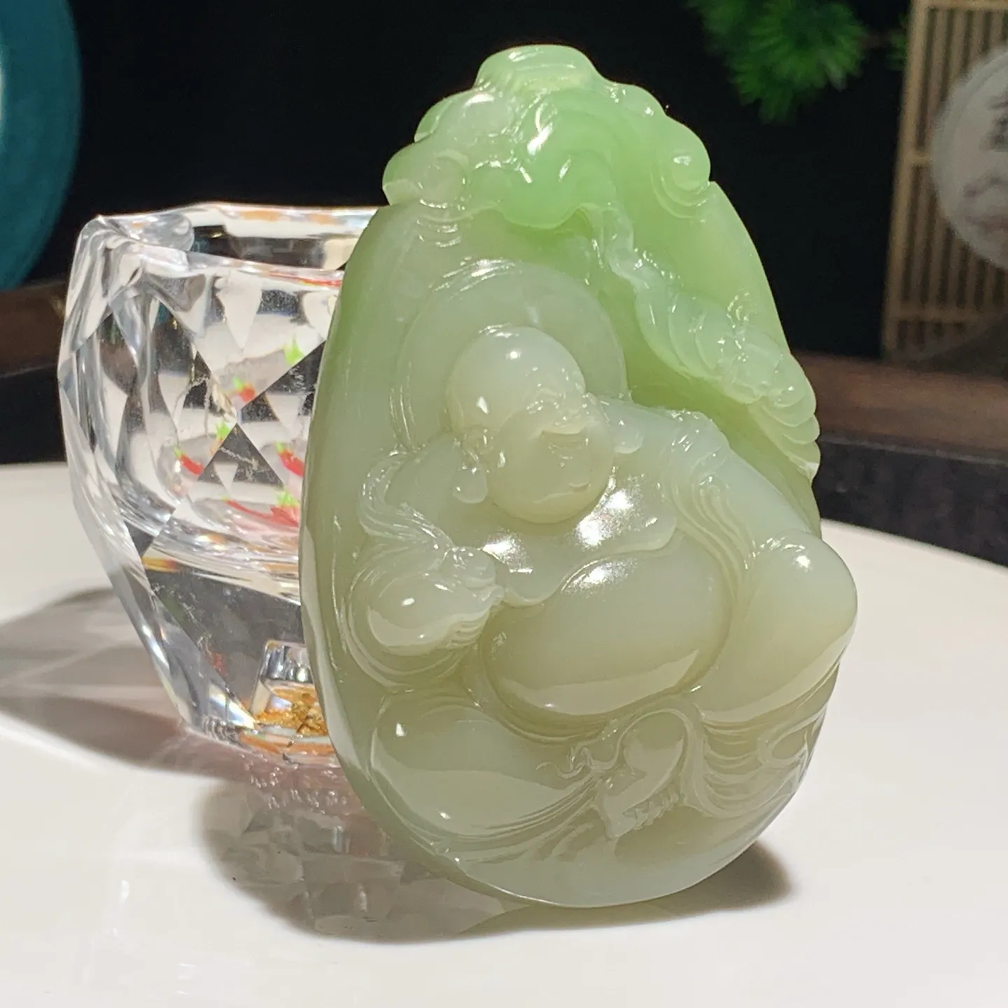 和田玉青海翠翠青佛引福来把件。尺寸72/46/21重102.8克。内径玉质细腻油润。手推出油。佩戴高端典雅。lt251205