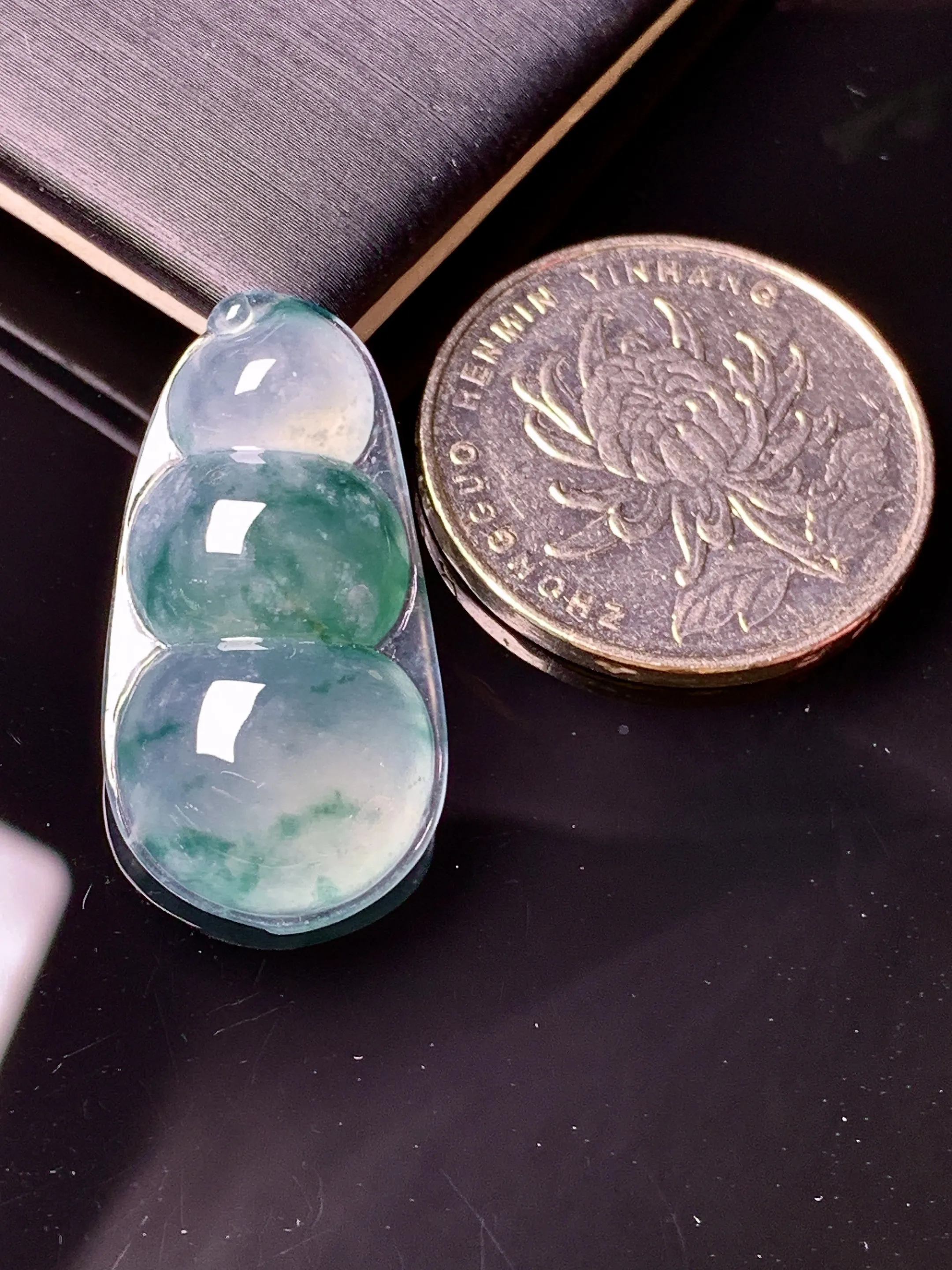 冰种飘绿四季豆吊坠 玉质细腻 色泽清新艳丽 整体尺寸28.8*15*5.8