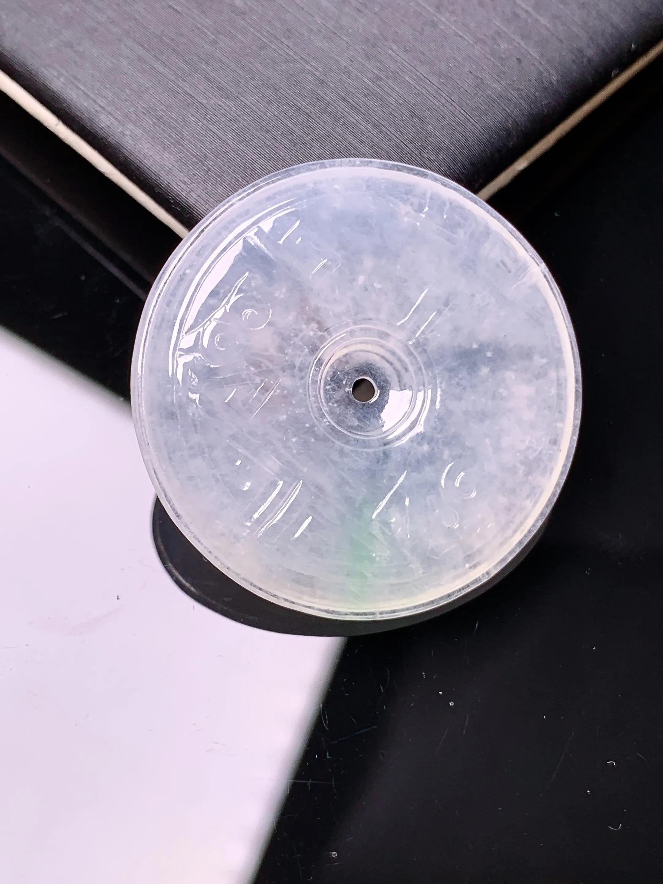 冰种雕花平安扣吊坠 玉质细腻 色泽清新艳丽 整体尺寸30.5*5.5