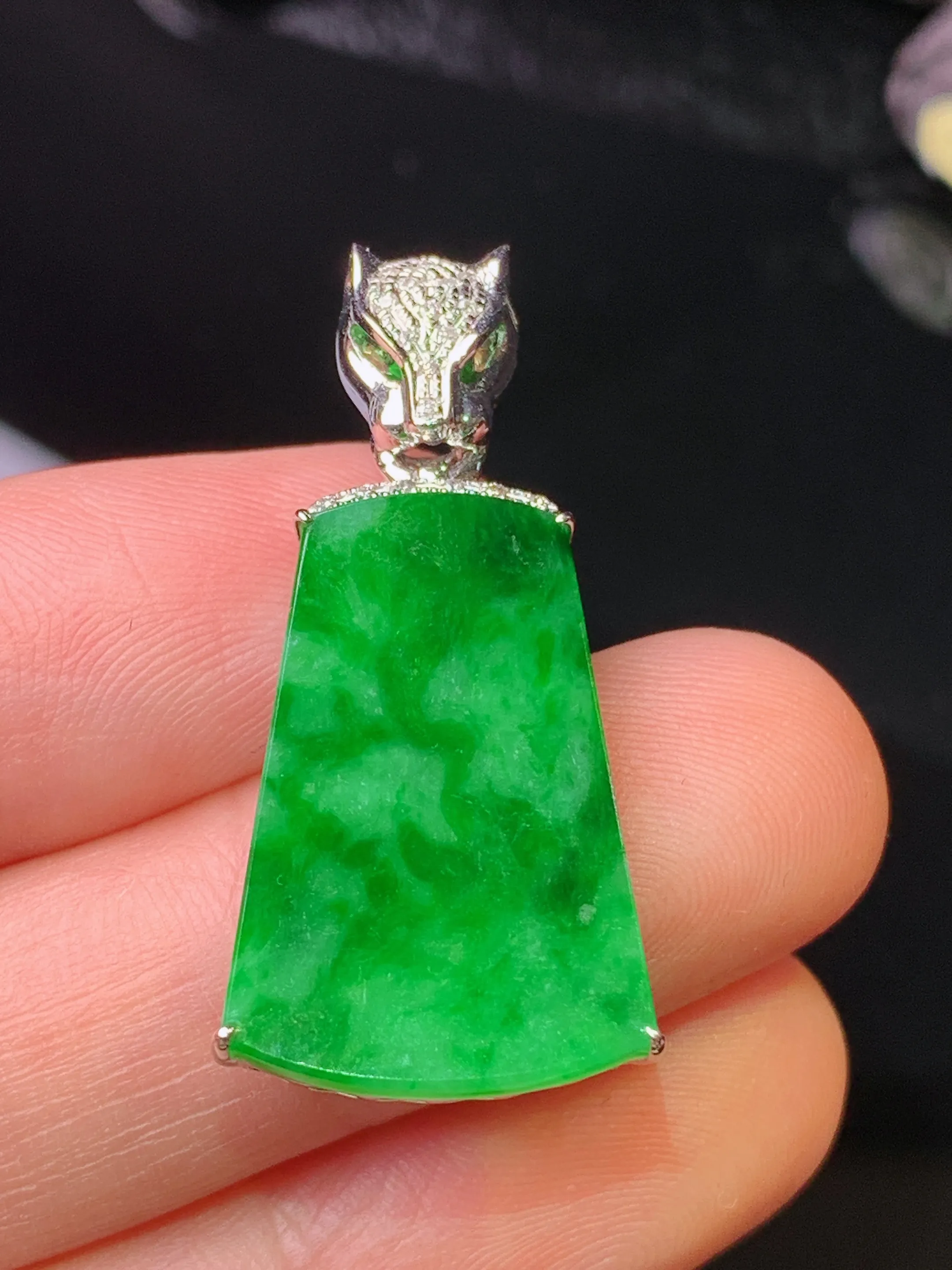 18k金钻镶嵌翠绿无事牌吊坠 玉质细腻 色泽清新艳丽 整体尺寸33*15*4.2