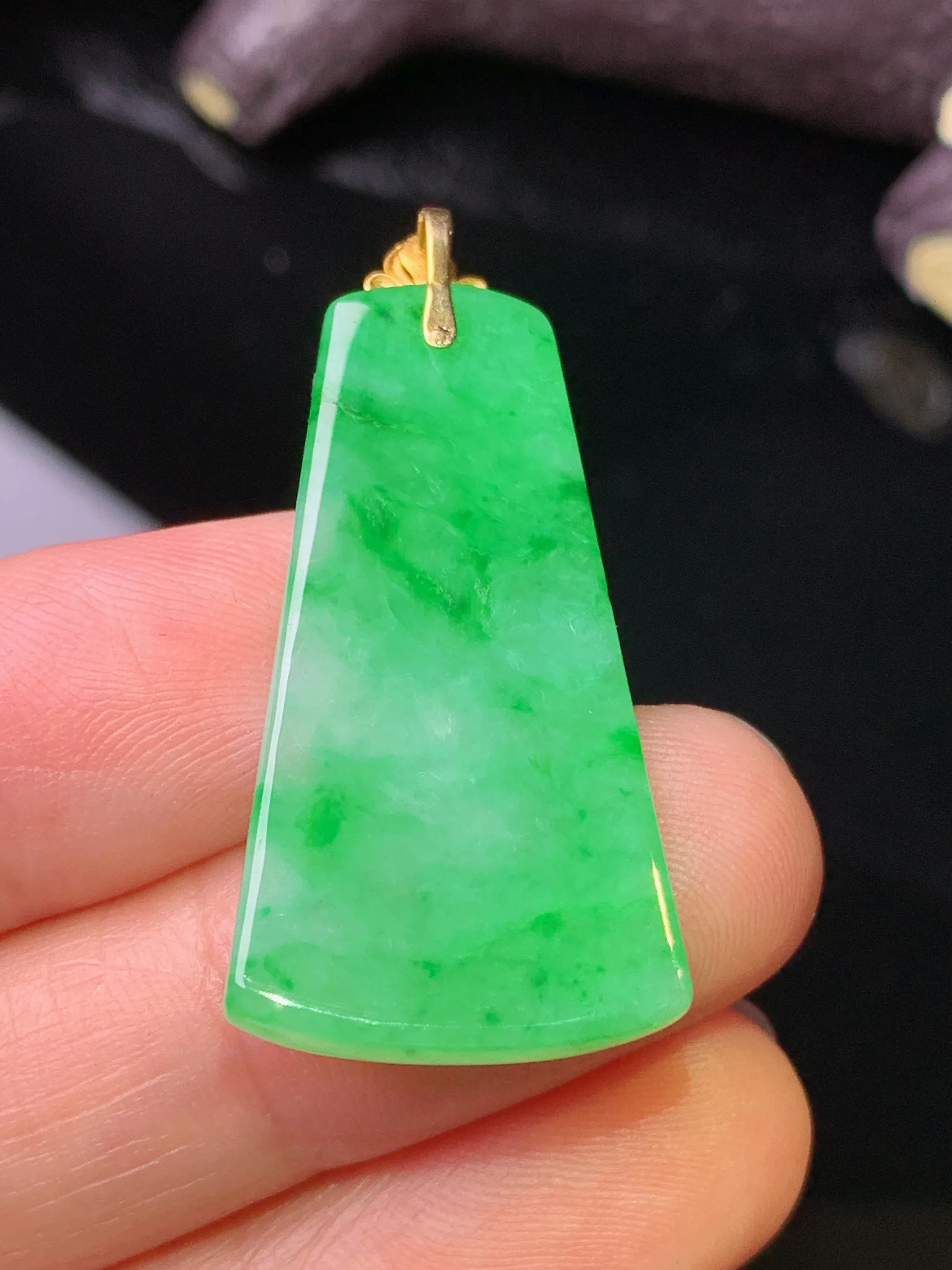 18k金镶嵌翠绿无事牌吊坠 玉质细腻 色泽清新艳丽 整体尺寸37*17.2*3.6