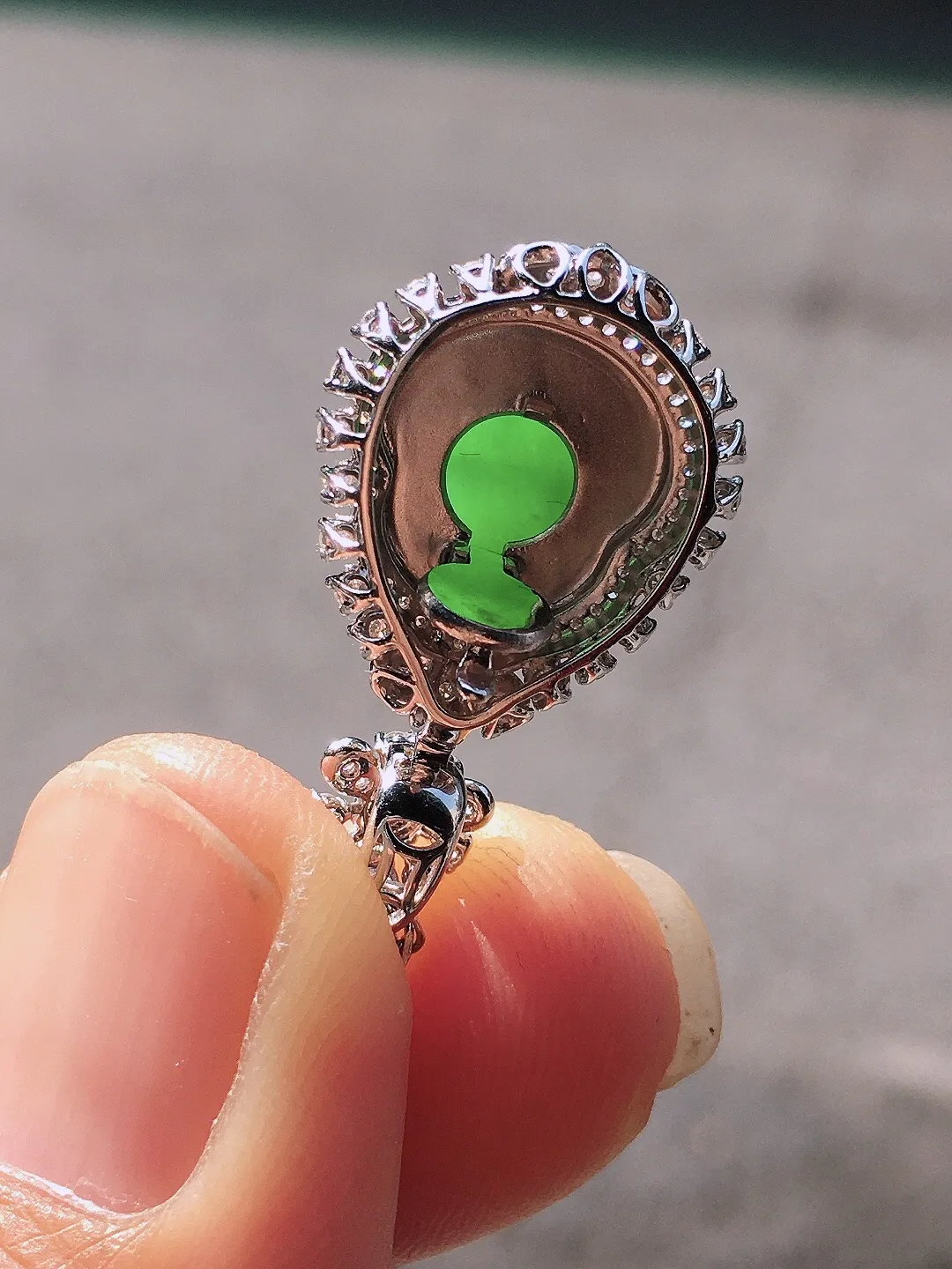 阳绿葫芦吊坠，色泽均匀艳丽，玉质细腻，荧光感超
强，饱满圆润，尽显优雅气质，18k
金豪华镶嵌