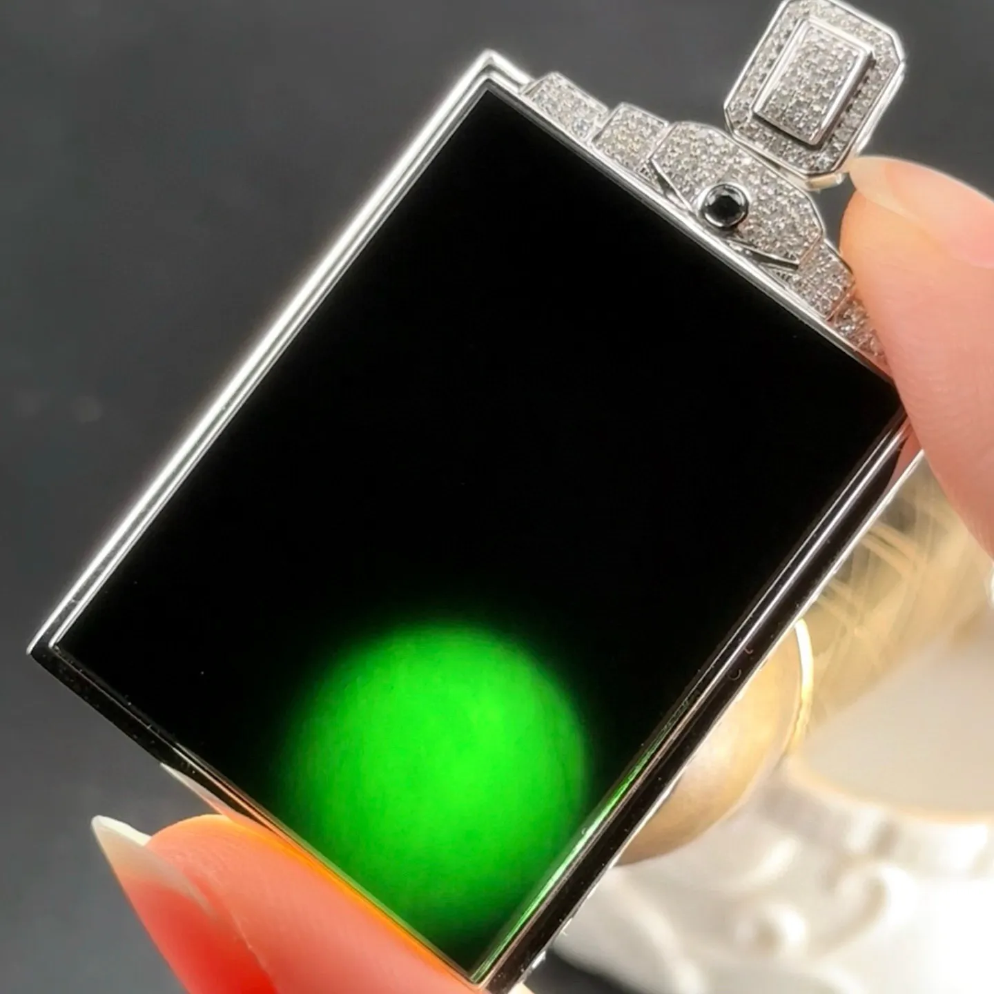 精品墨翠无事牌种好色正 黑度极好 打灯通透 油性十足 尺寸53.2