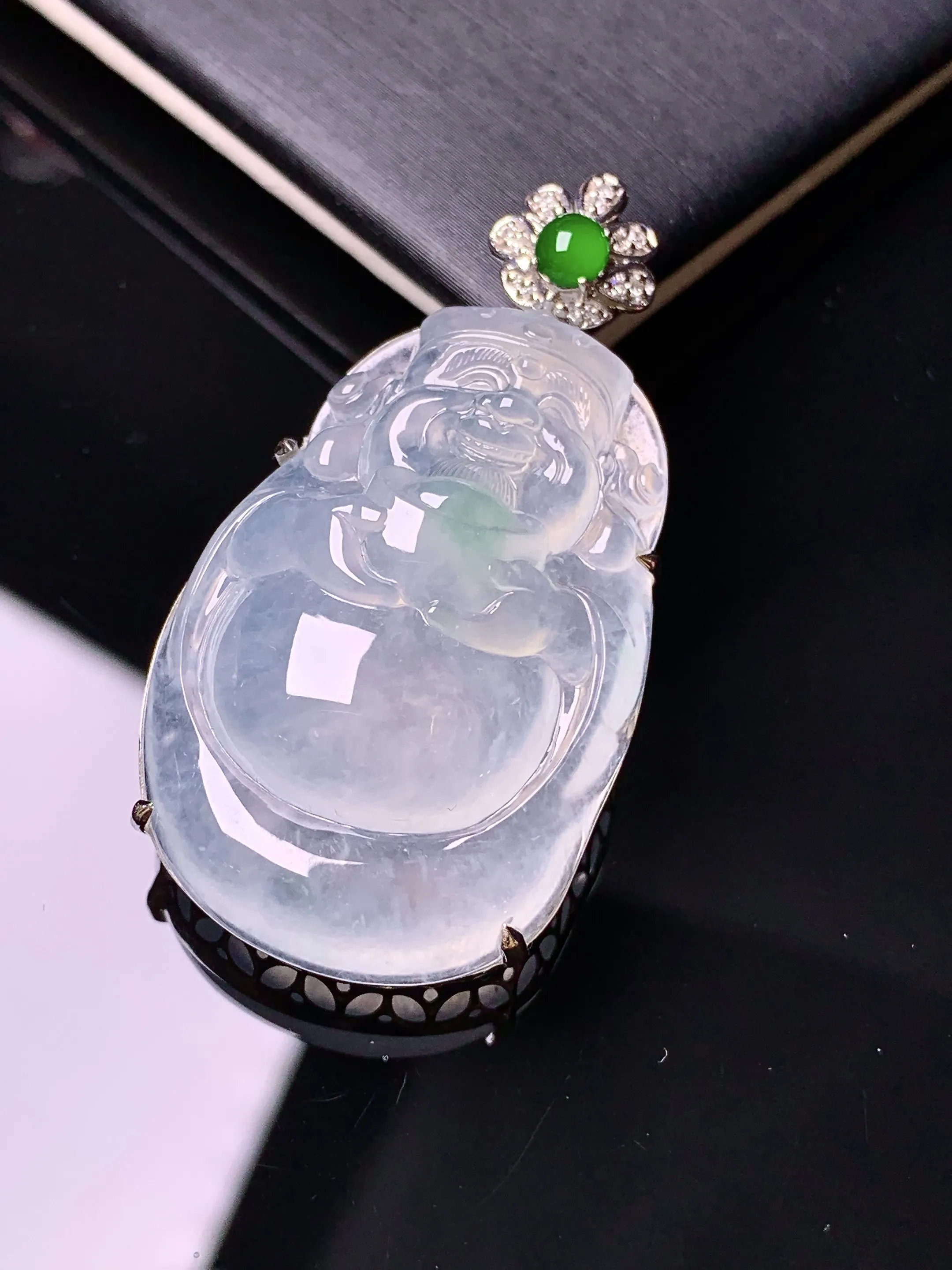 18k金钻镶嵌冰种财神吊坠 玉质细腻 色泽清新艳丽 整体尺寸42.5*23.1*10.6