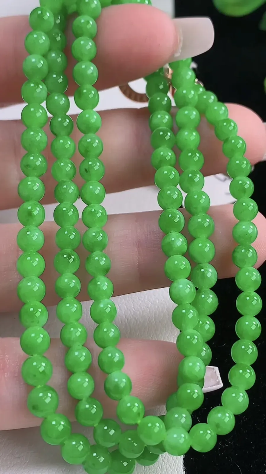 翡翠a货满阳绿圆珠项链，尺寸4.5-130颗，重量:21.49g