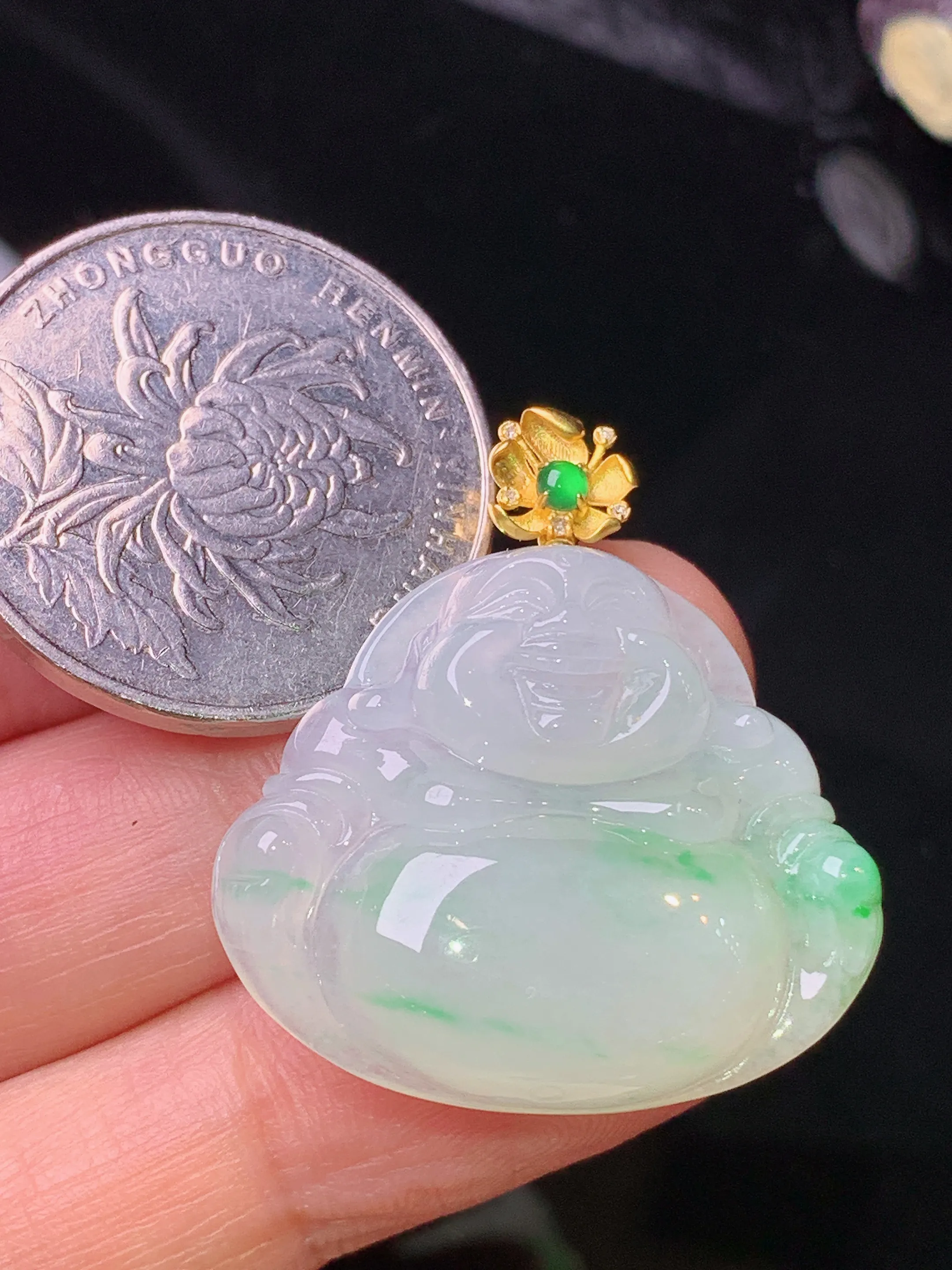 18k金镶嵌飘绿佛公吊坠 玉质细腻 色泽清新艳丽 整体尺寸30.3*28*6