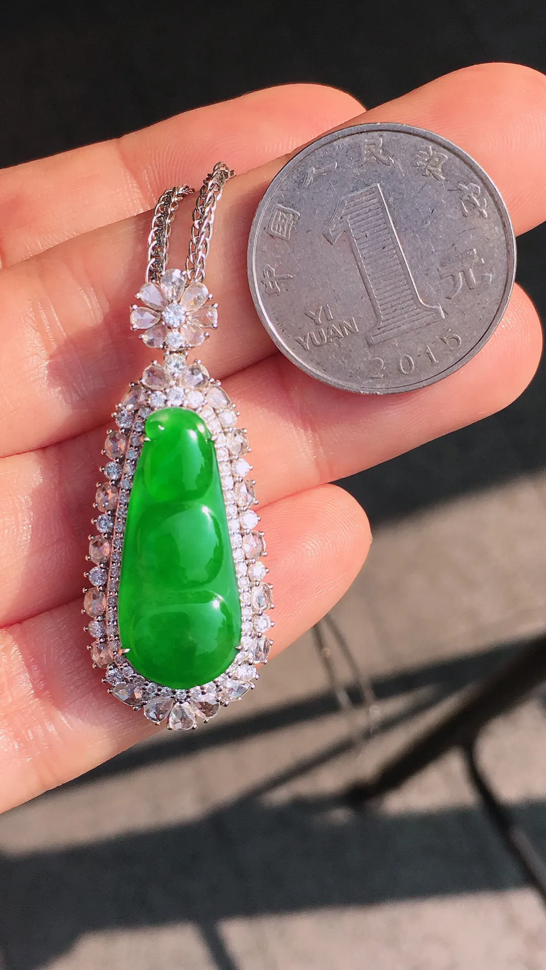 阳绿福豆吊坠，色泽均匀艳丽，玉质细腻，荧光感超
强，饱满圆润，尽显优雅气质，18k
金豪华镶嵌