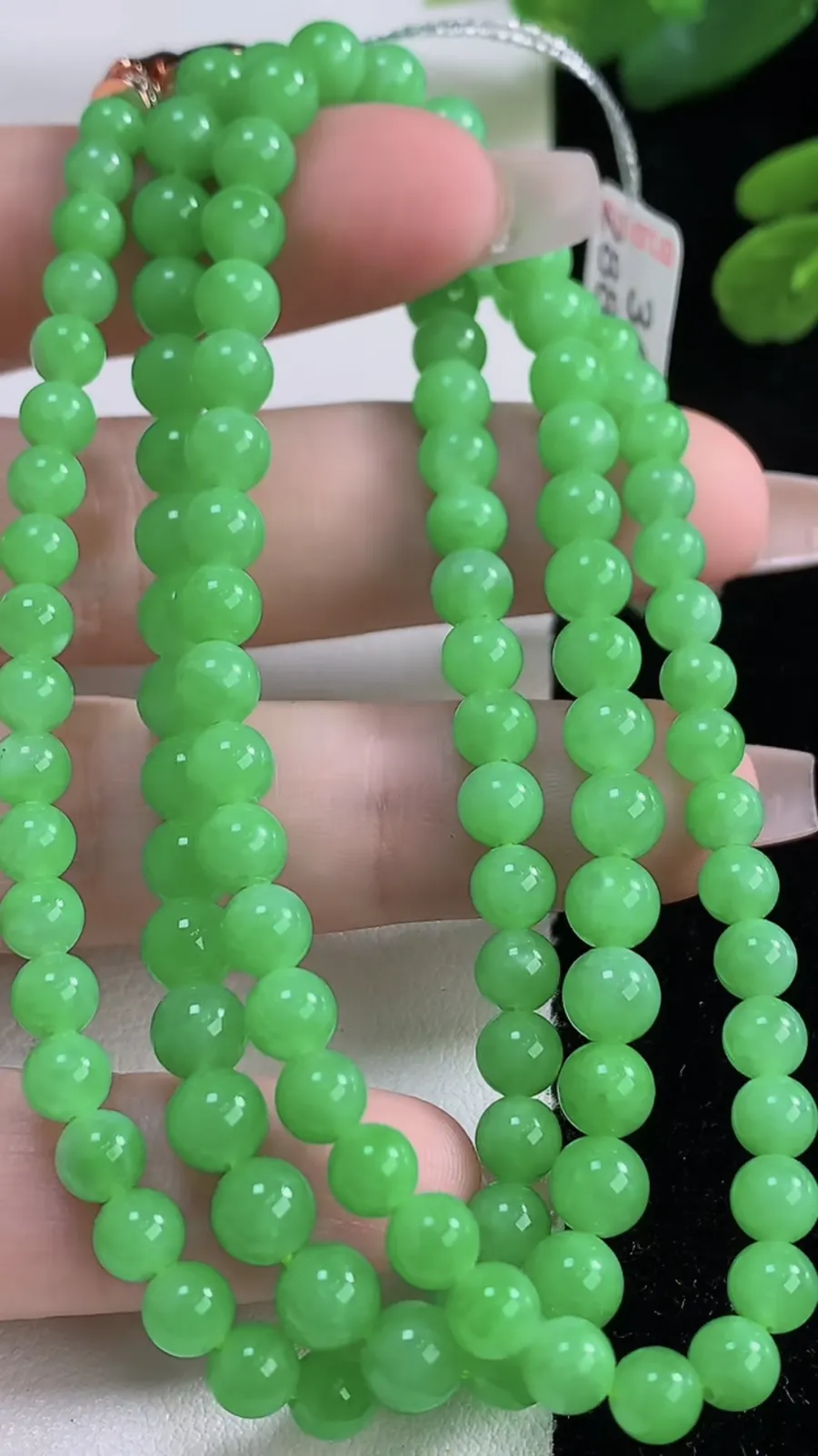 翡翠a货满绿圆珠项链，尺寸5.5-116颗，重量:30.75g