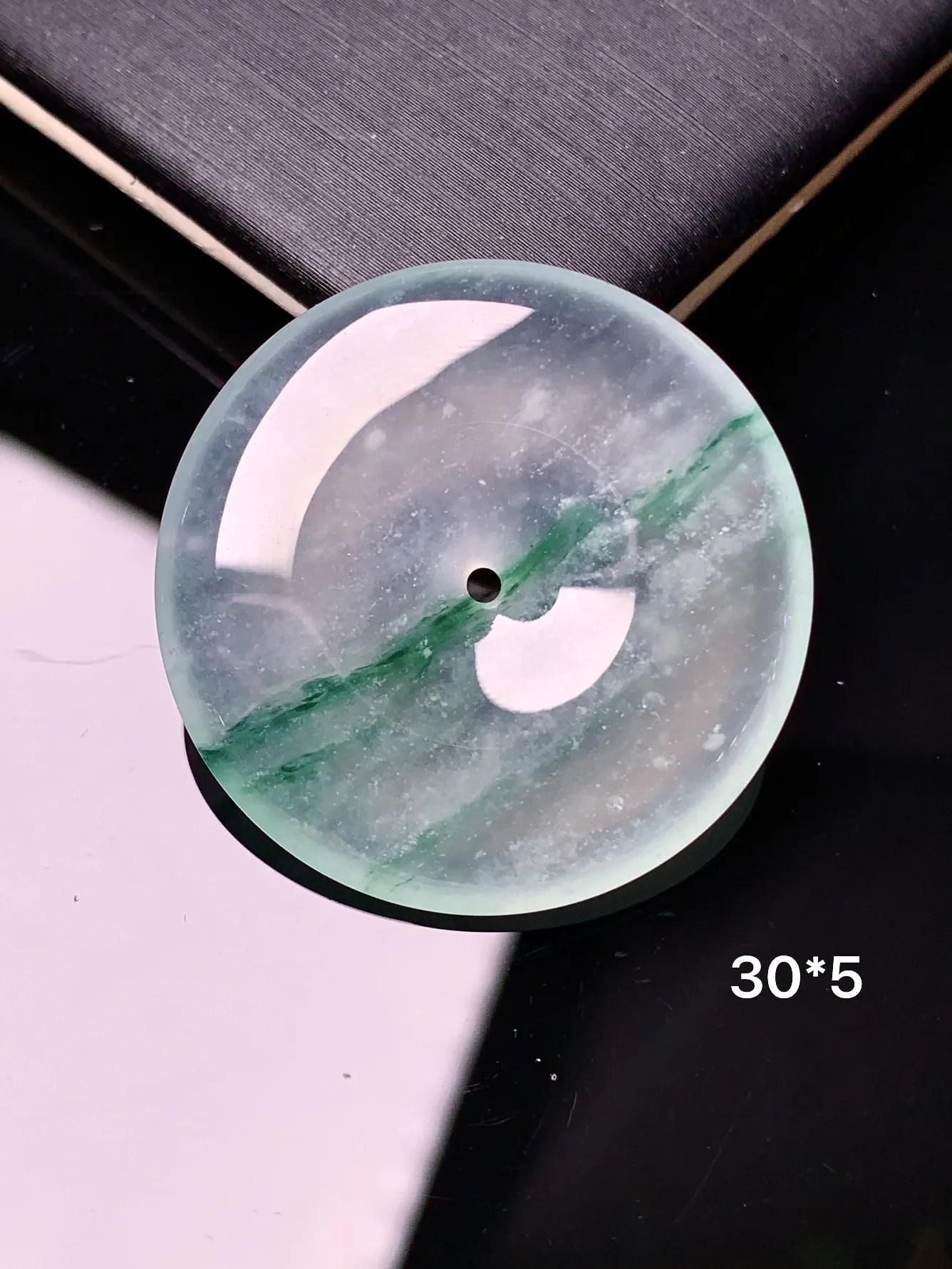 玻璃种飘绿平安扣吊坠 玉质细腻 色泽清新艳丽 整体尺寸30*5