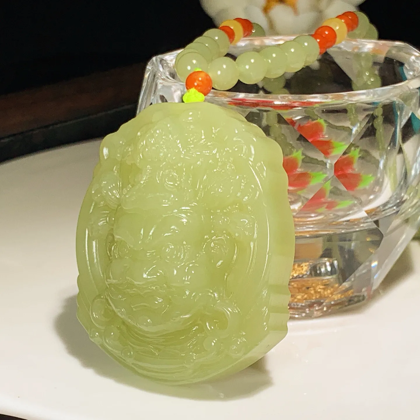 新疆和田玉若羌黄口料不动明王头牌子挂件。尺寸50/42/18重94.8克。内径玉质细腻油润。手推出油