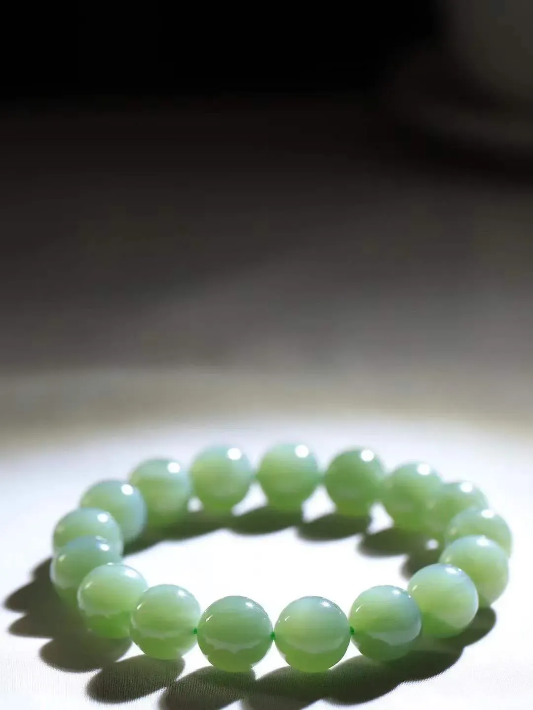 【珠圆玉润.手串】

精品和田玉碧玉珠圆玉润手串 玉质温润细腻  整串打磨圆润，佩戴舒适。珠珠落玉盘，间关莺语花底滑，一生美好时光，无论身在何处，都有它相伴相守。事事顺遂，幸福美满，吉祥如意。重46.1克   尺寸取一11.9mm   FDL-311142786