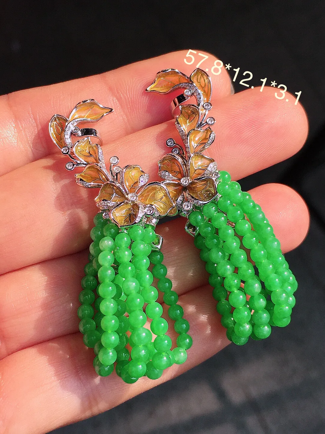 阳绿珠子耳坠，色泽均匀艳丽，玉质细腻，荧光感超
强，饱满圆润，尽显优雅气质，18k
金豪华镶嵌