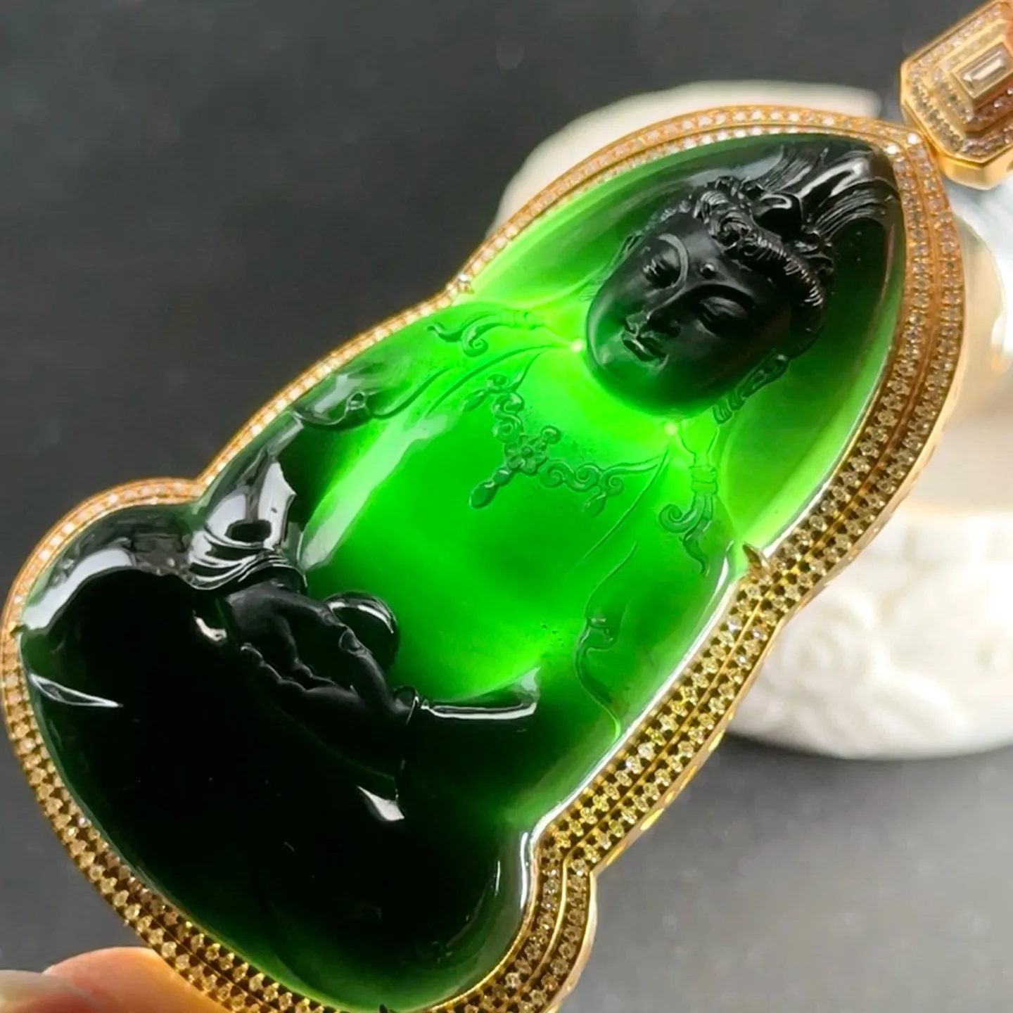 精品18k墨翠观音 种好色正 黑度极好 打灯通透 油性十足 尺寸79.8