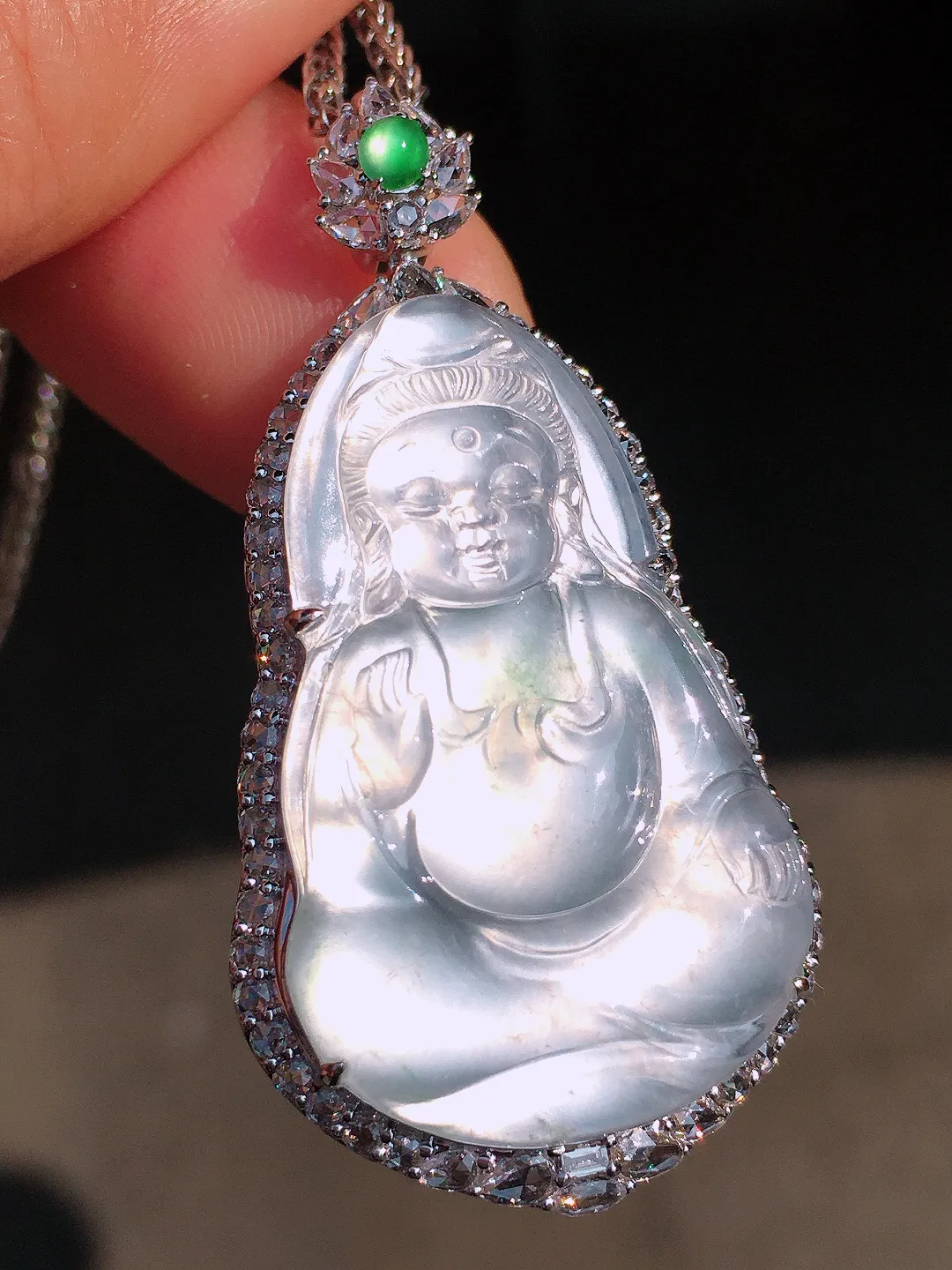 冰种观音吊坠，玉质细腻，荧光感超
强，饱满圆润，尽显优雅气质，18k
金豪华镶嵌