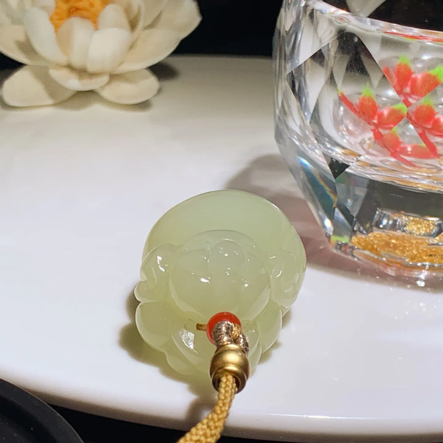 新疆和田玉若羌黄口料招财猪挂件。尺寸38/28/21重38.8克。内径玉质细腻油润。手推出油。佩戴高