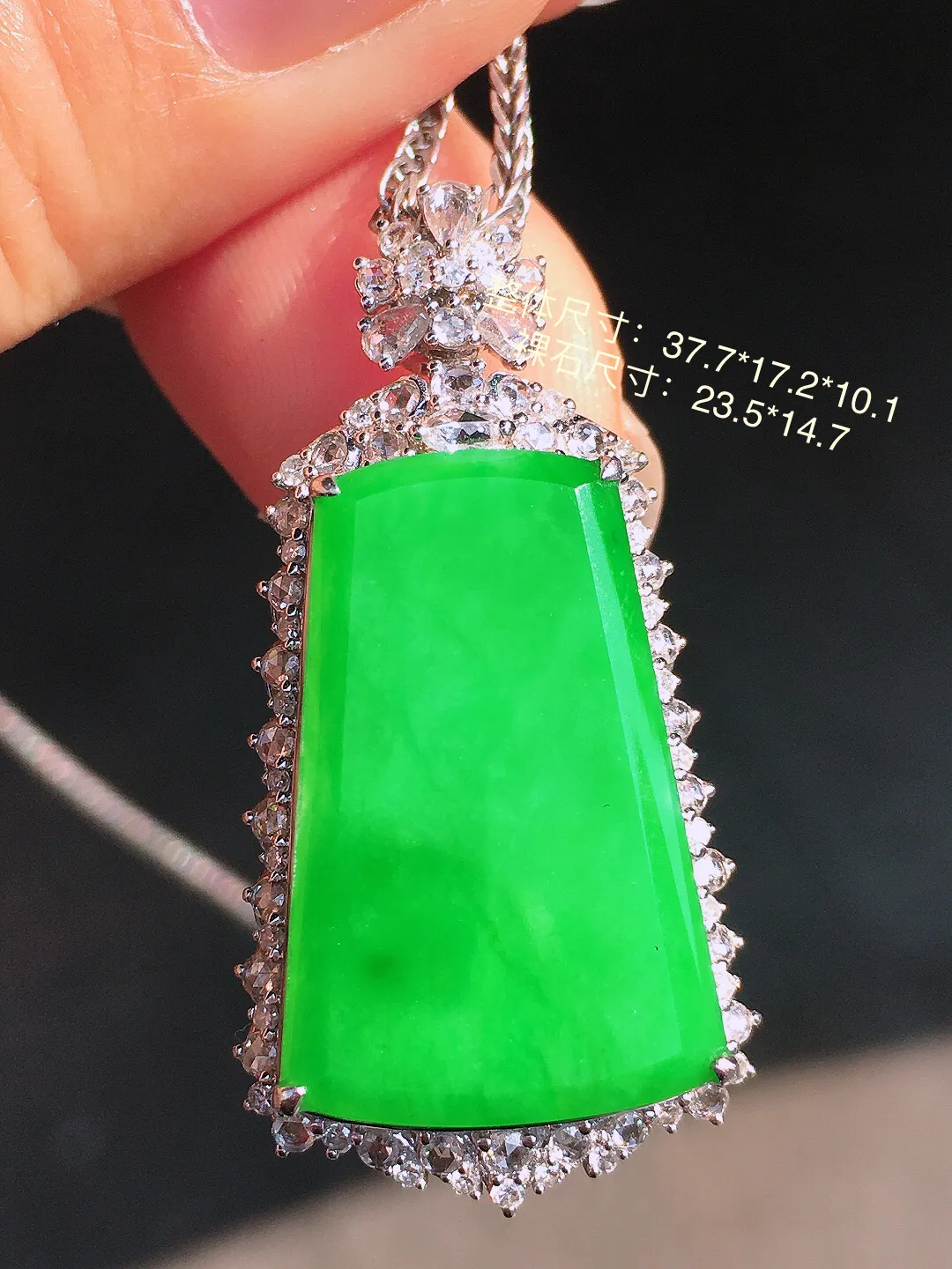 阳绿无事牌吊坠，色泽均匀艳丽，玉质细腻，荧光感超
强，饱满圆润，尽显优雅气质，18k
金豪华镶嵌