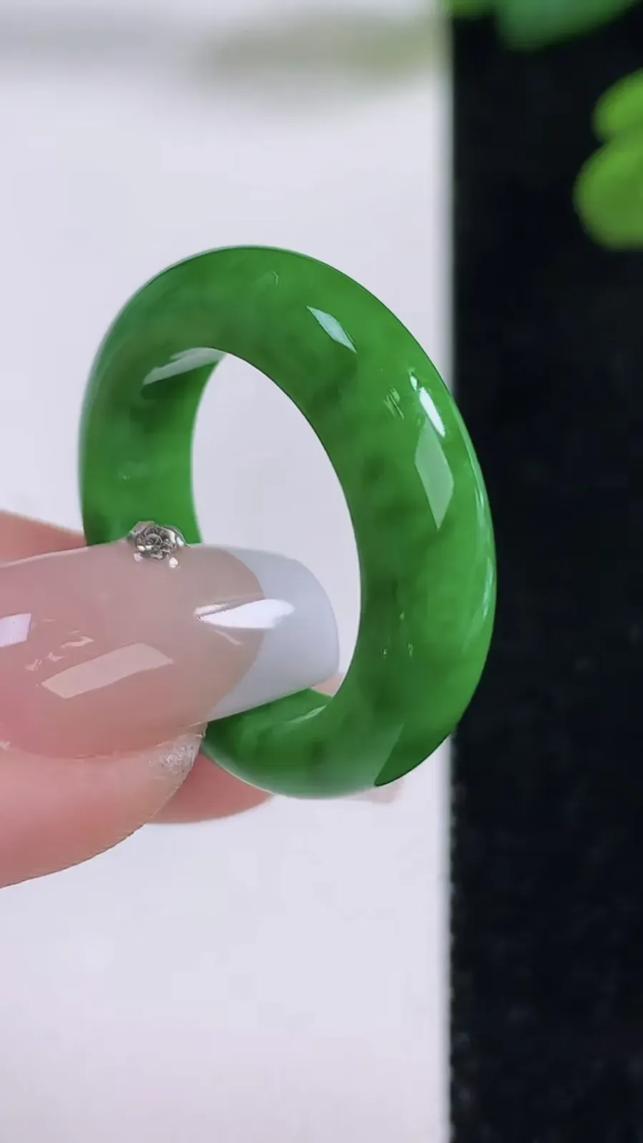 翡翠a货满绿指环戒指，尺寸19-5.7-3.8，重量:5.50g