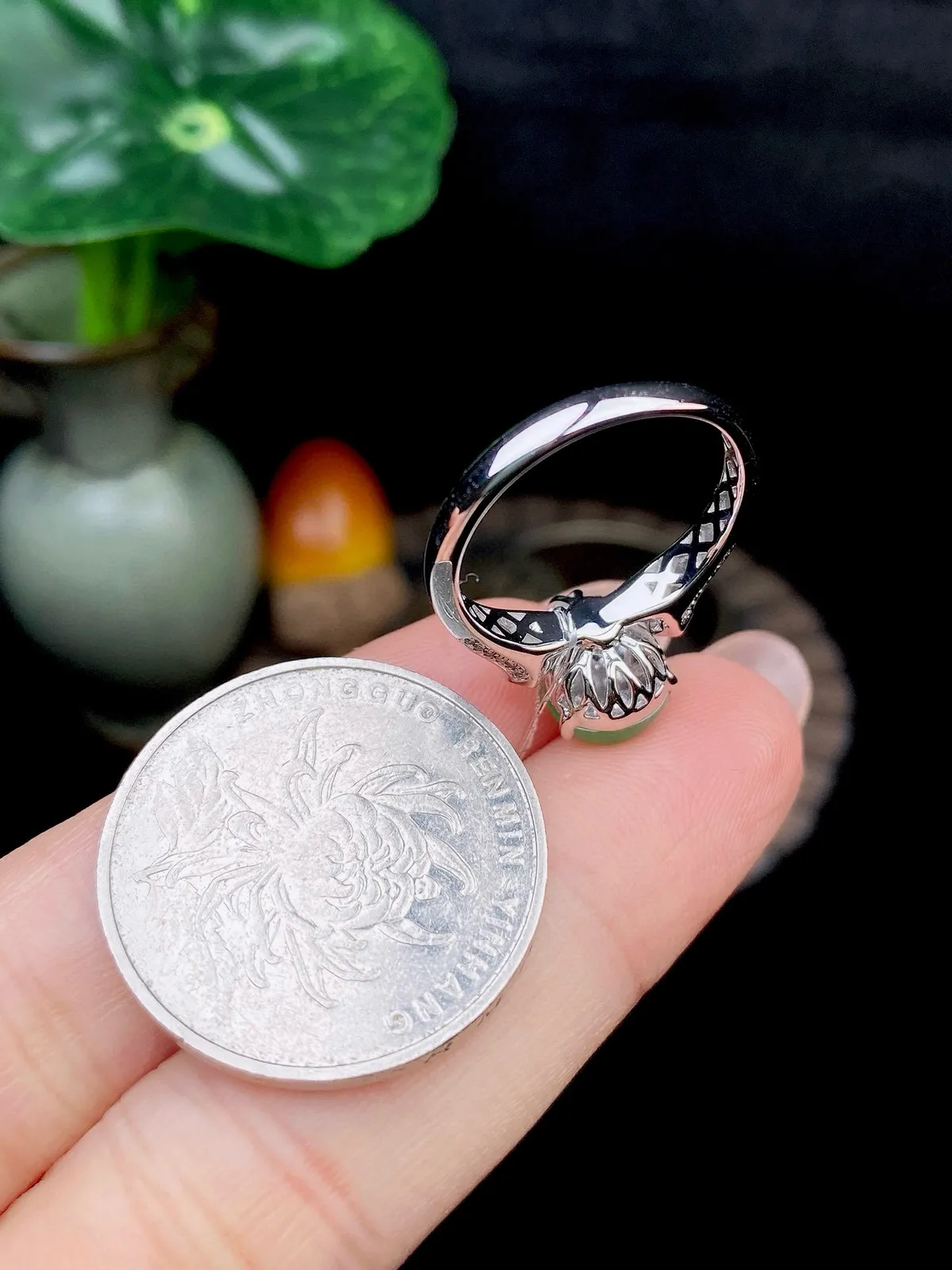 【冰种满绿葫芦戒指】质地细腻，冰润起光，胶感强烈，冰感明显，18K金钻精美镶嵌，裸石尺寸10*7.7*4毫米