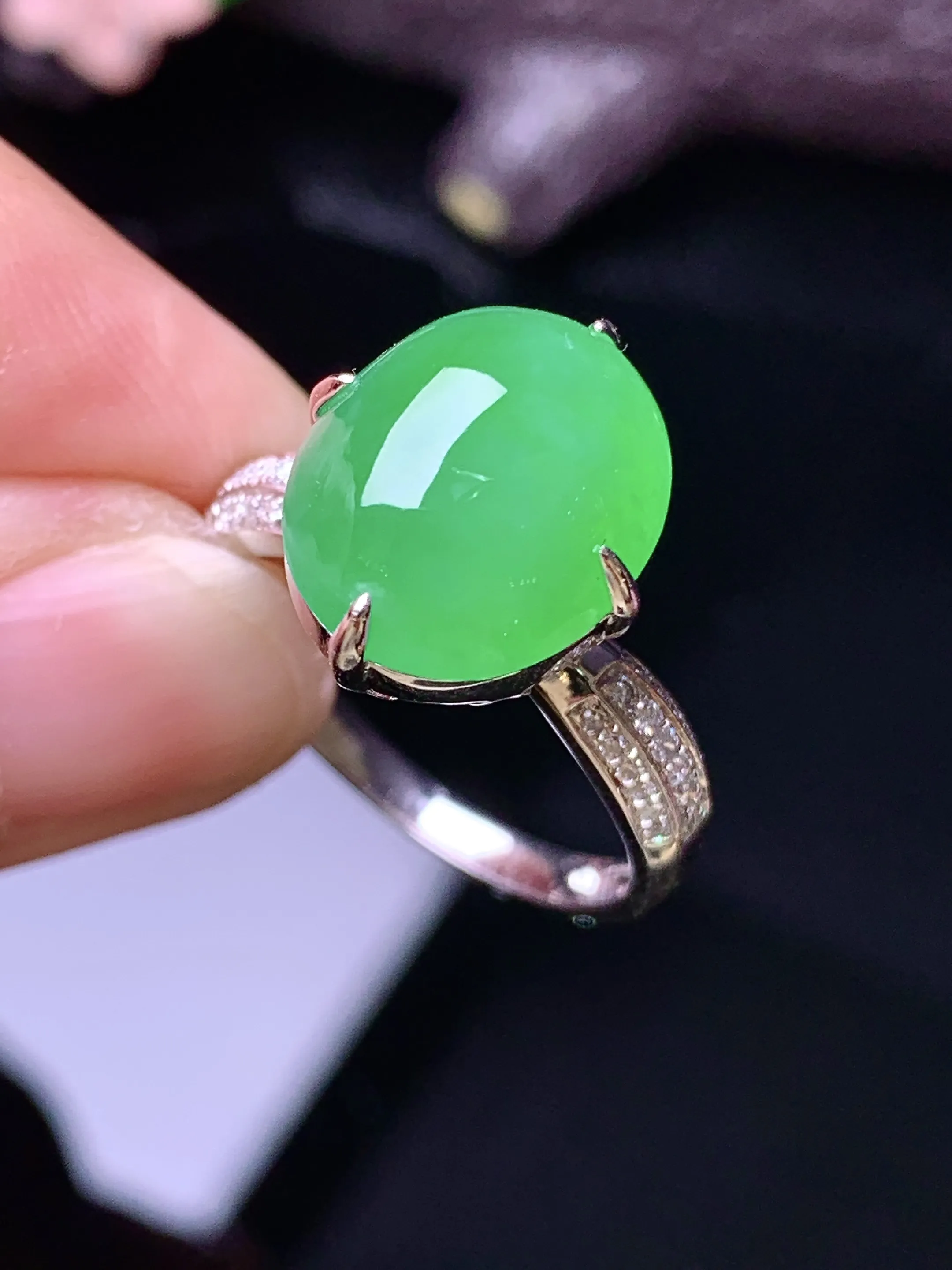 18k金钻镶嵌满绿蛋面戒指 玉质细腻 色泽清新艳丽 圈口14.5 整体尺寸12.8*10.3*6.8