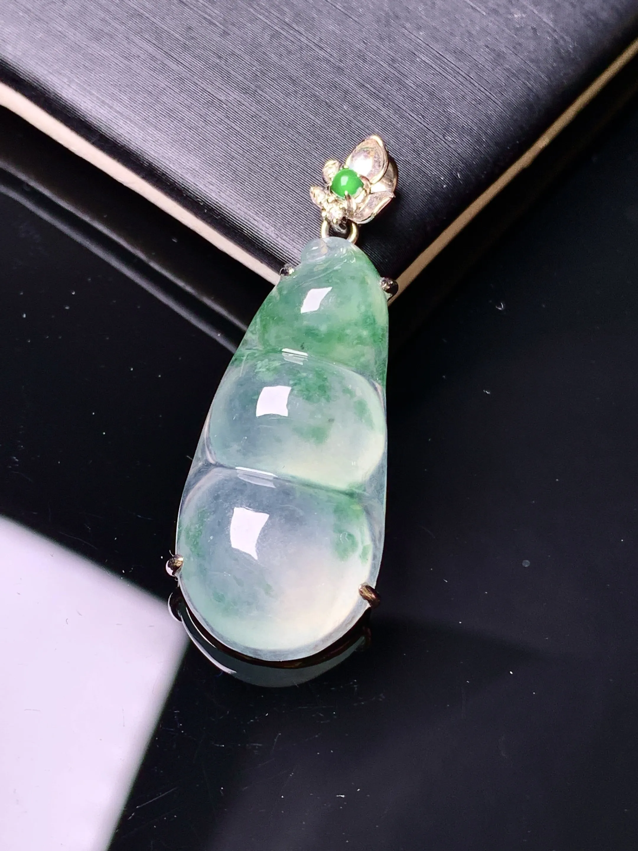 18k金钻镶嵌冰种飘绿四季豆吊坠 玉质细腻 色泽清新艳丽 整体尺寸35*13.6*6.2