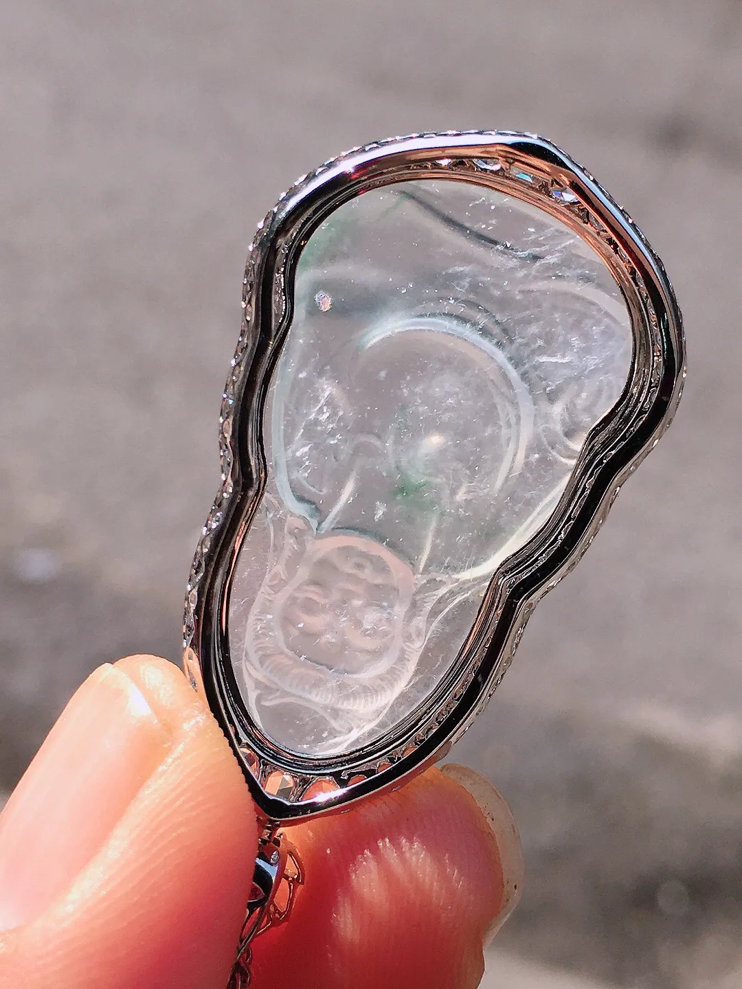 冰种观音吊坠，玉质细腻，荧光感超
强，饱满圆润，尽显优雅气质，18k
金豪华镶嵌