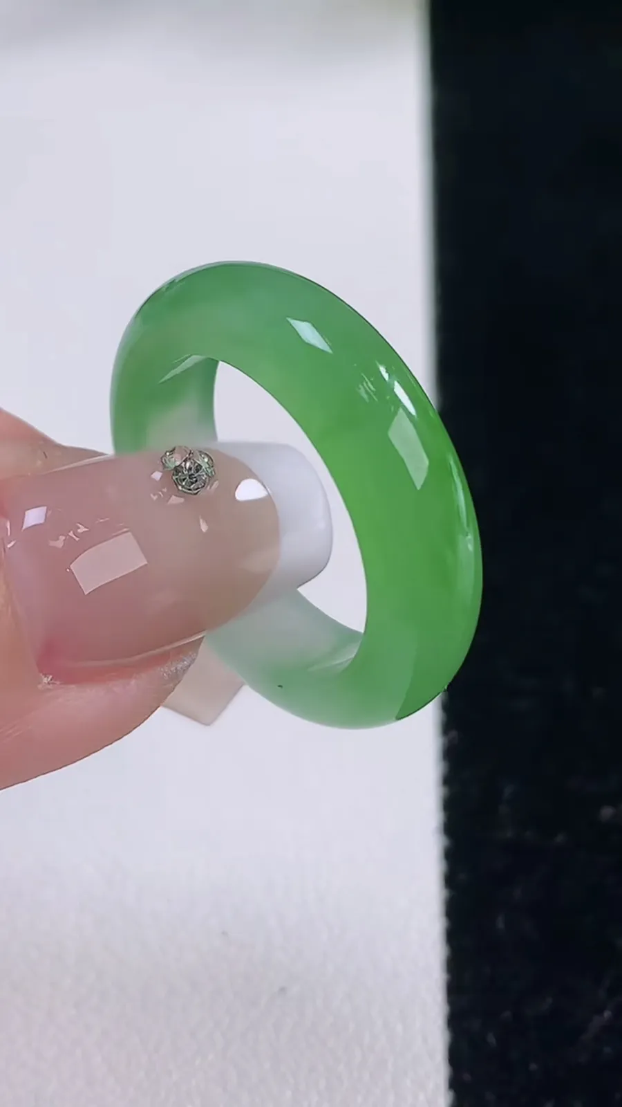 翡翠a货冰种飘绿指环戒指，尺寸18.5-5.7-3.3，重量:4.49g