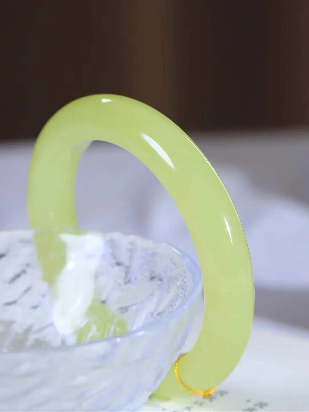 （冬日暖阳.手镯）

收藏级臻品️和田玉黄口手镯 质地油润，大气雅致，清风明月潺潺，浮浮洗尽铅华随于心，净于念……重58克  尺寸55-11.8-10mm fDA-99120574