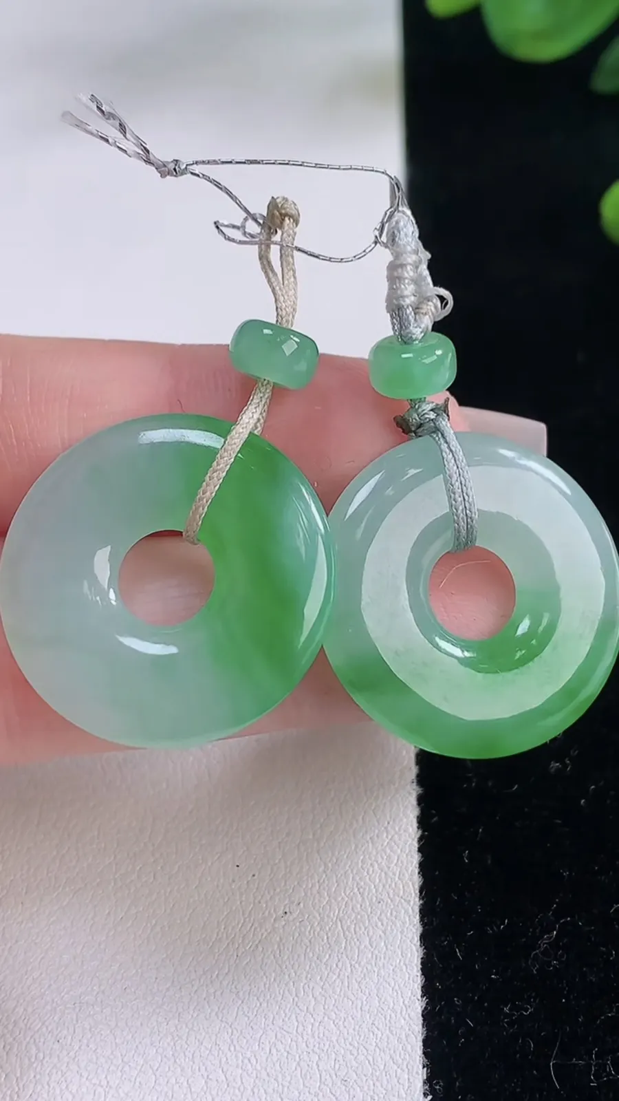翡翠a货冰种飘绿平安环吊坠一对，尺寸24.3-3.8，重量:10.08g