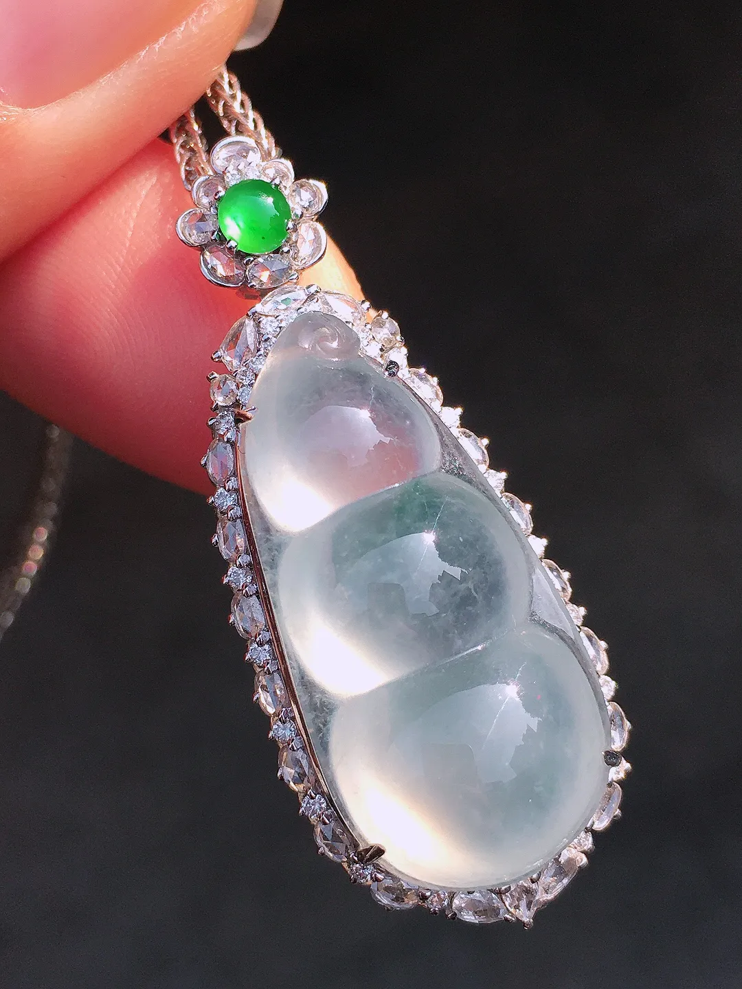 冰种福豆吊坠，玉质细腻，荧光感超
强，饱满圆润，尽显优雅气质，18k
金豪华镶嵌