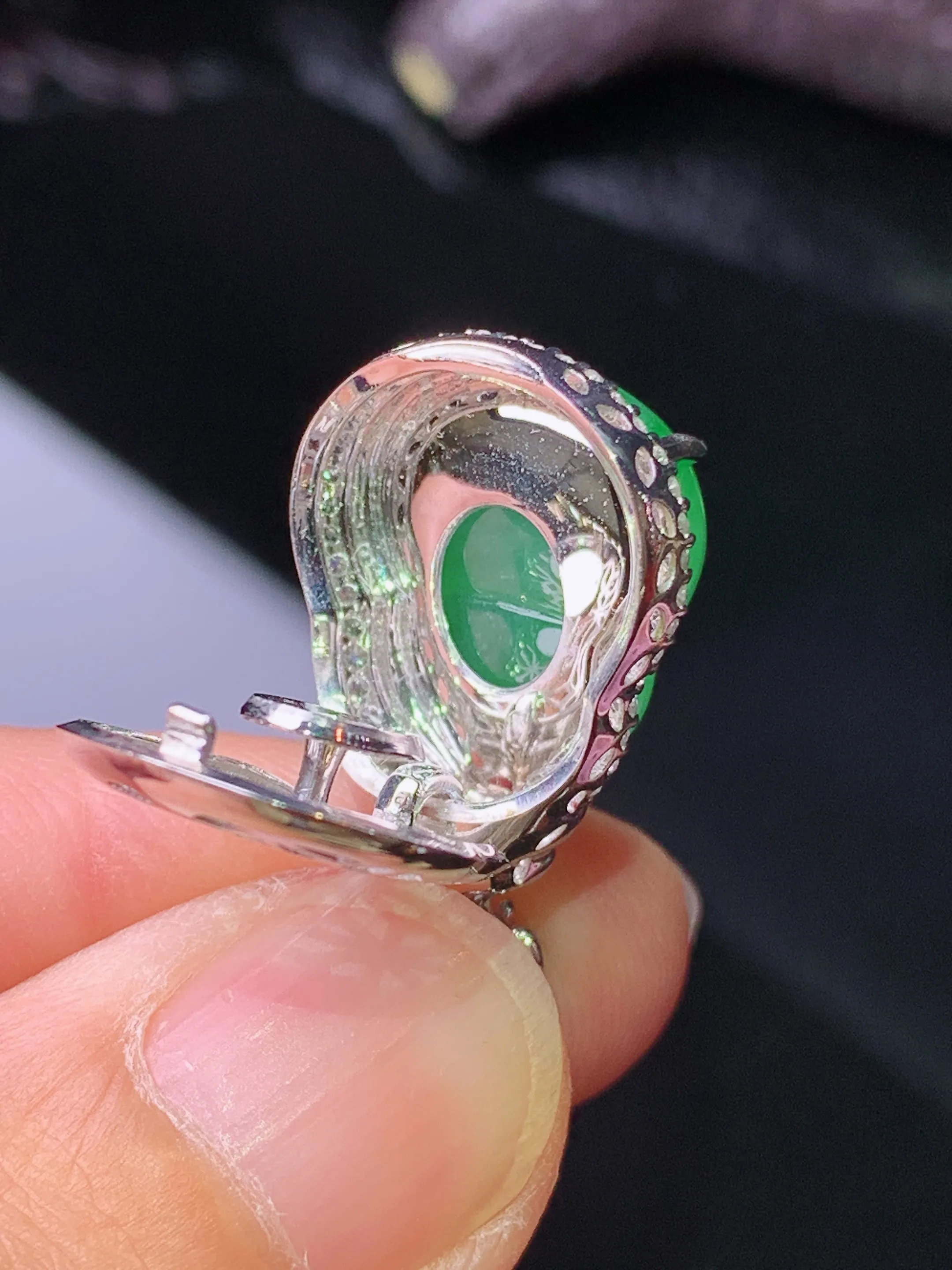 18k金钻镶嵌翠绿葫芦吊坠 玉质细腻 色泽清新艳丽 整体尺寸26*14.8*10.5