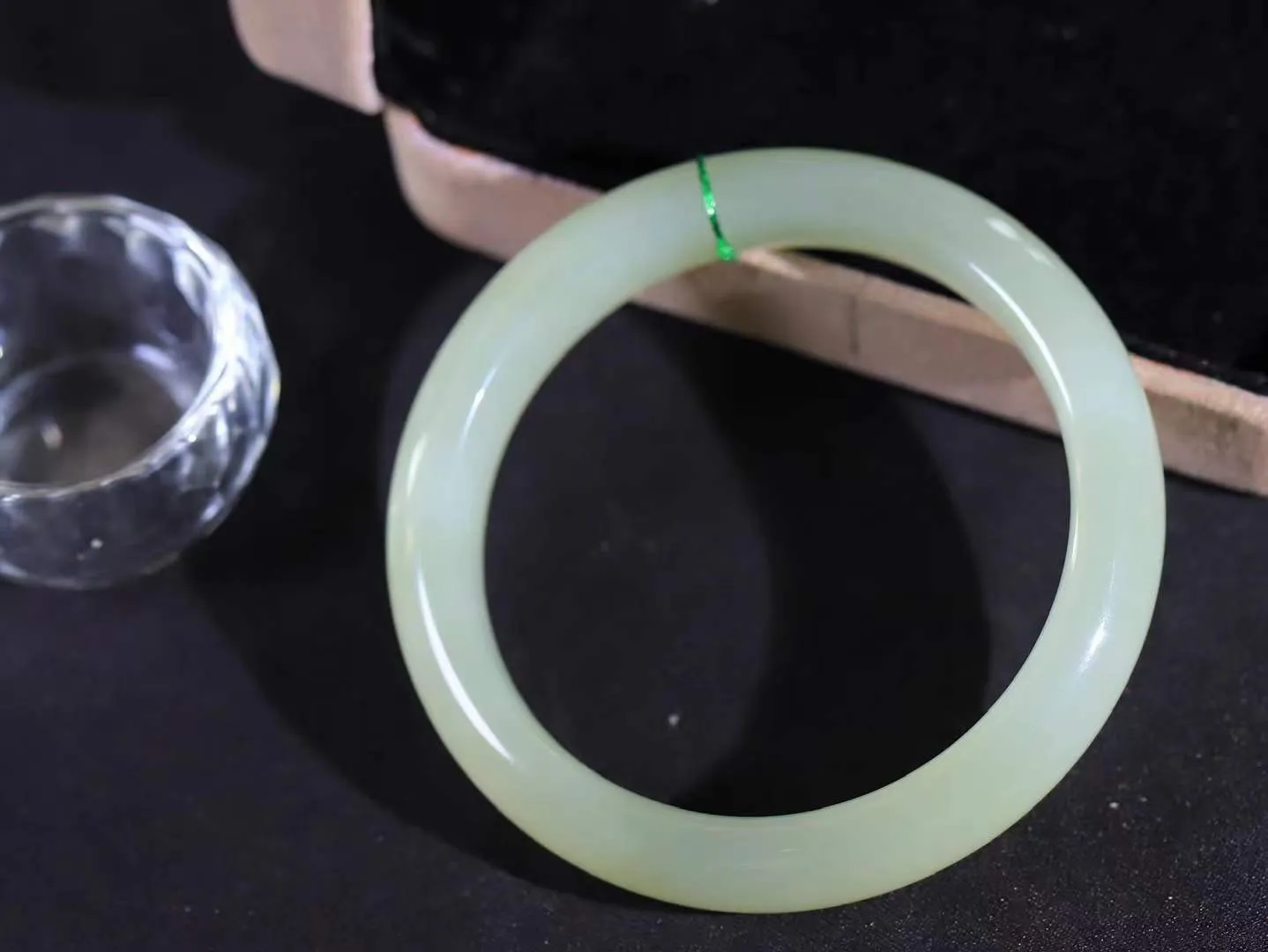 【岁月之韵.手镯】

精品和田玉晴水手镯，色泽淡雅如雨后初晴的天空，清新脱俗。手镯圆润饱满，寓意圆满和谐，承载着岁月的温柔与时光的沉淀。无论是日常佩戴还是珍藏，都是对美好生活的诗意表达。重51克  尺寸56.5-12.5-8.5mm  56124574A