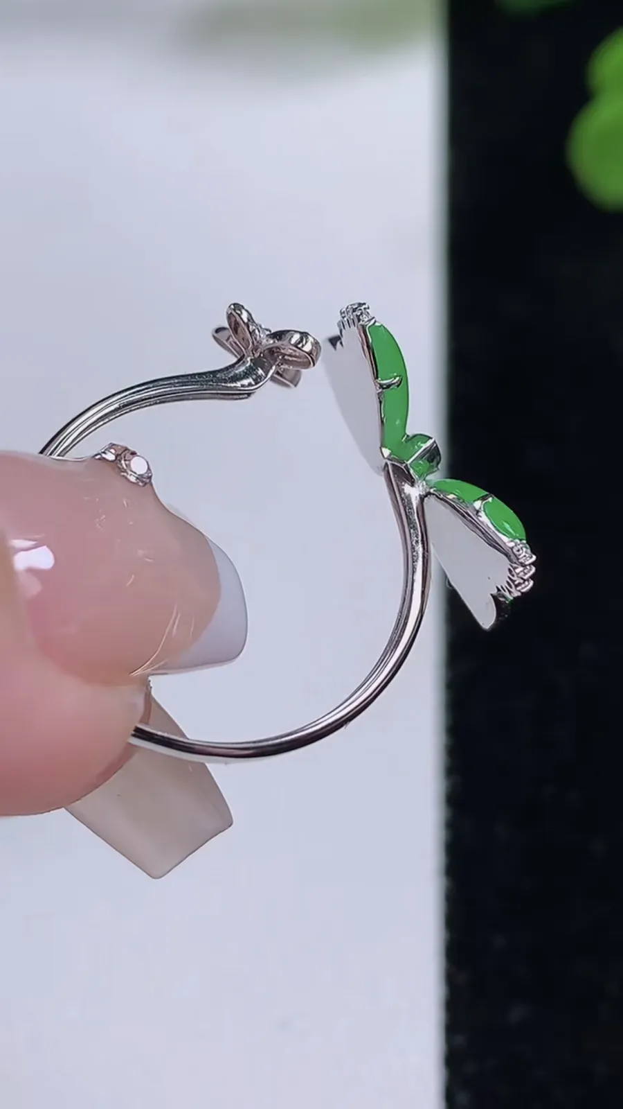 翡翠a货18K金满阳绿蝴蝶戒指，尺寸18-10-9.4-1.8，重量:1.79g