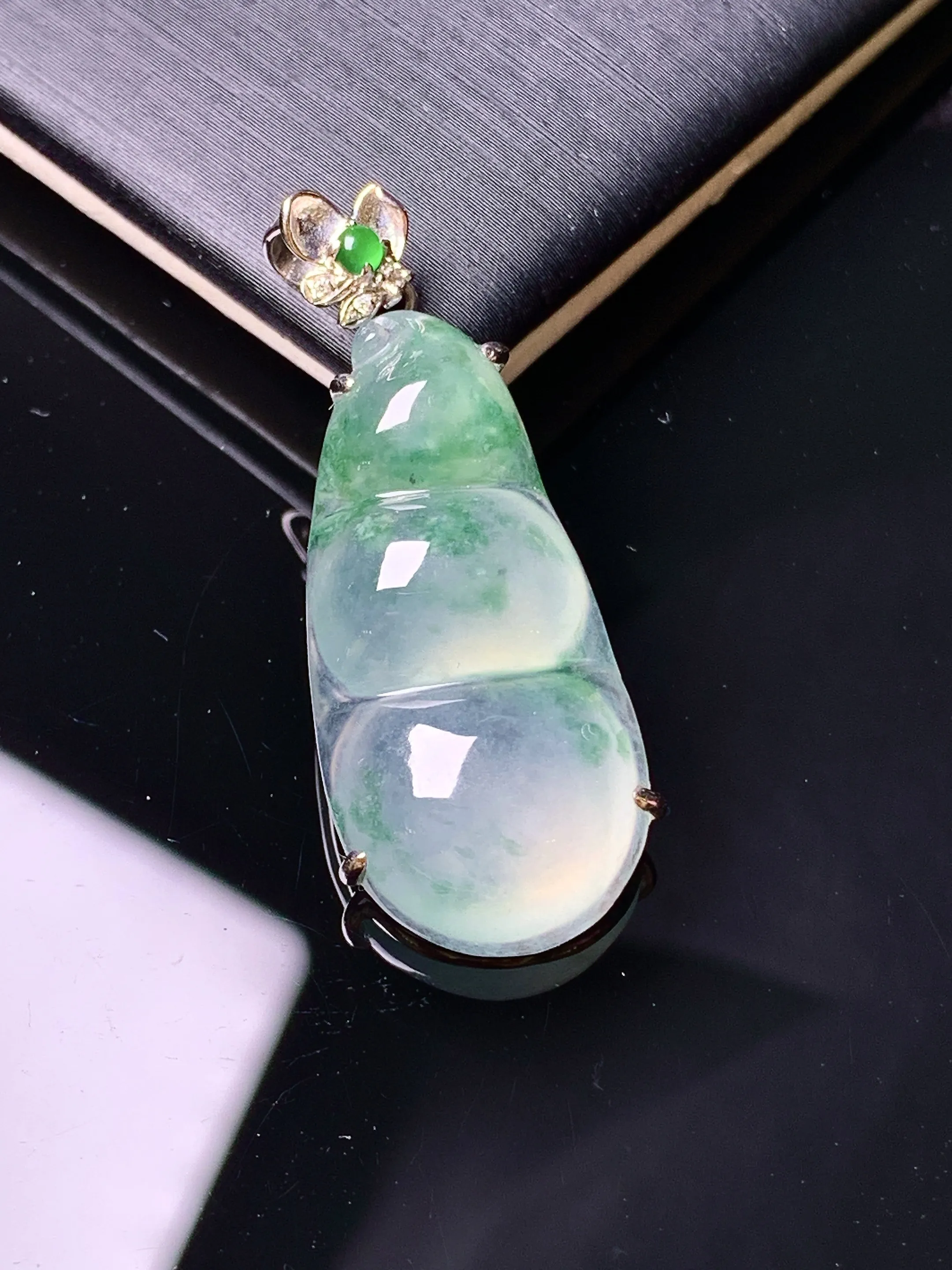 18k金钻镶嵌冰种飘绿四季豆吊坠 玉质细腻 色泽清新艳丽 整体尺寸35*13.6*6.2