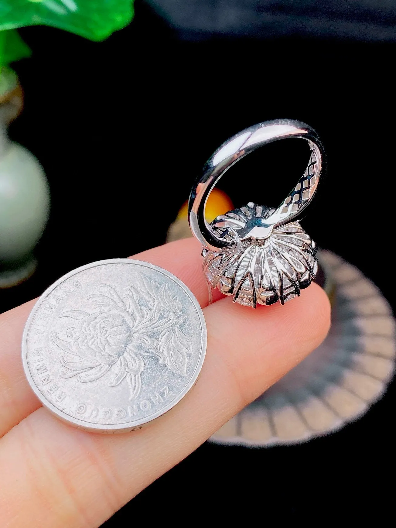 【冰种紫蛋面戒指】饱满度很好，无纹无裂，晶莹剔透，18k金钻镶嵌，裸石尺寸13.5*12.5*5.3毫米