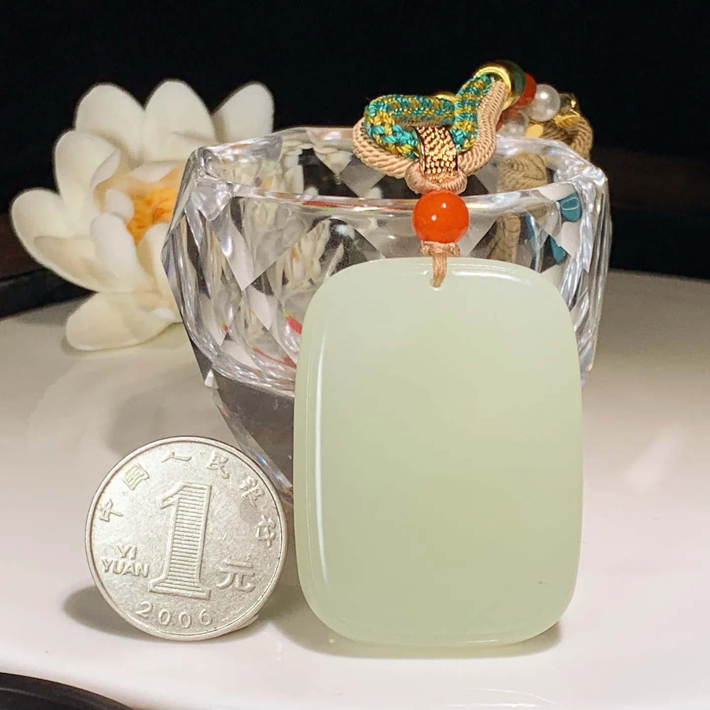 和田玉若羌黄玉口料平安无事牌子挂件。尺寸47/35/9重45.5克。玉质细腻油润。手推出油。佩戴高端典雅。lt251205