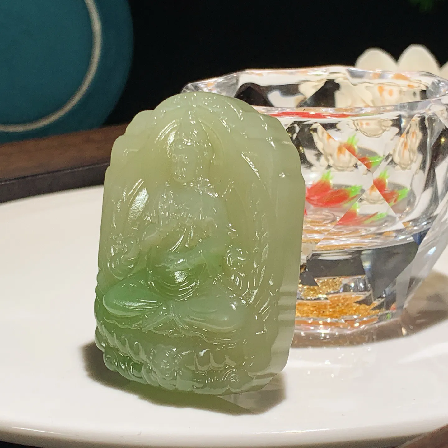 和田玉青海翠翠青坐莲观音牌子挂件。尺寸54/40/12重54克。内径玉质细腻油润。手推出油。佩戴高端