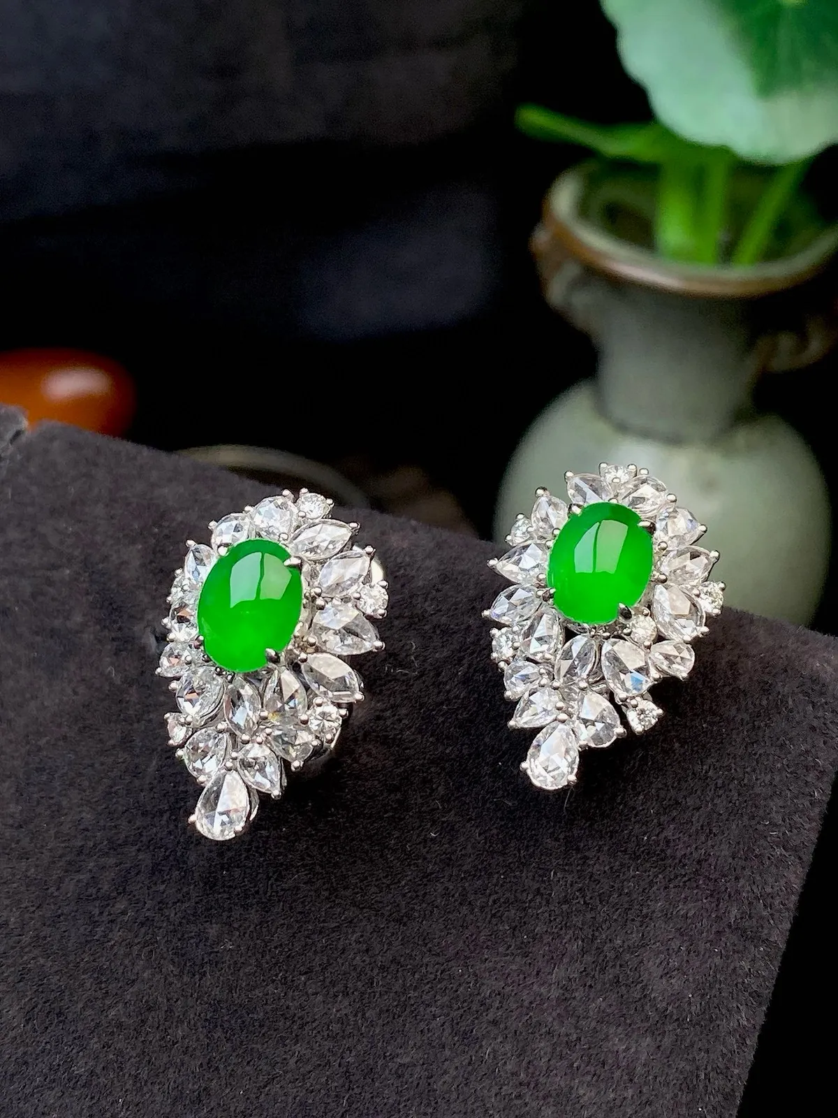 【冰种满绿蛋耳钉】种水上乘，阳绿色泽，纯净通透，收藏品质，18k金钻豪华镶嵌，裸石尺寸7.1*5.7*2.6毫米