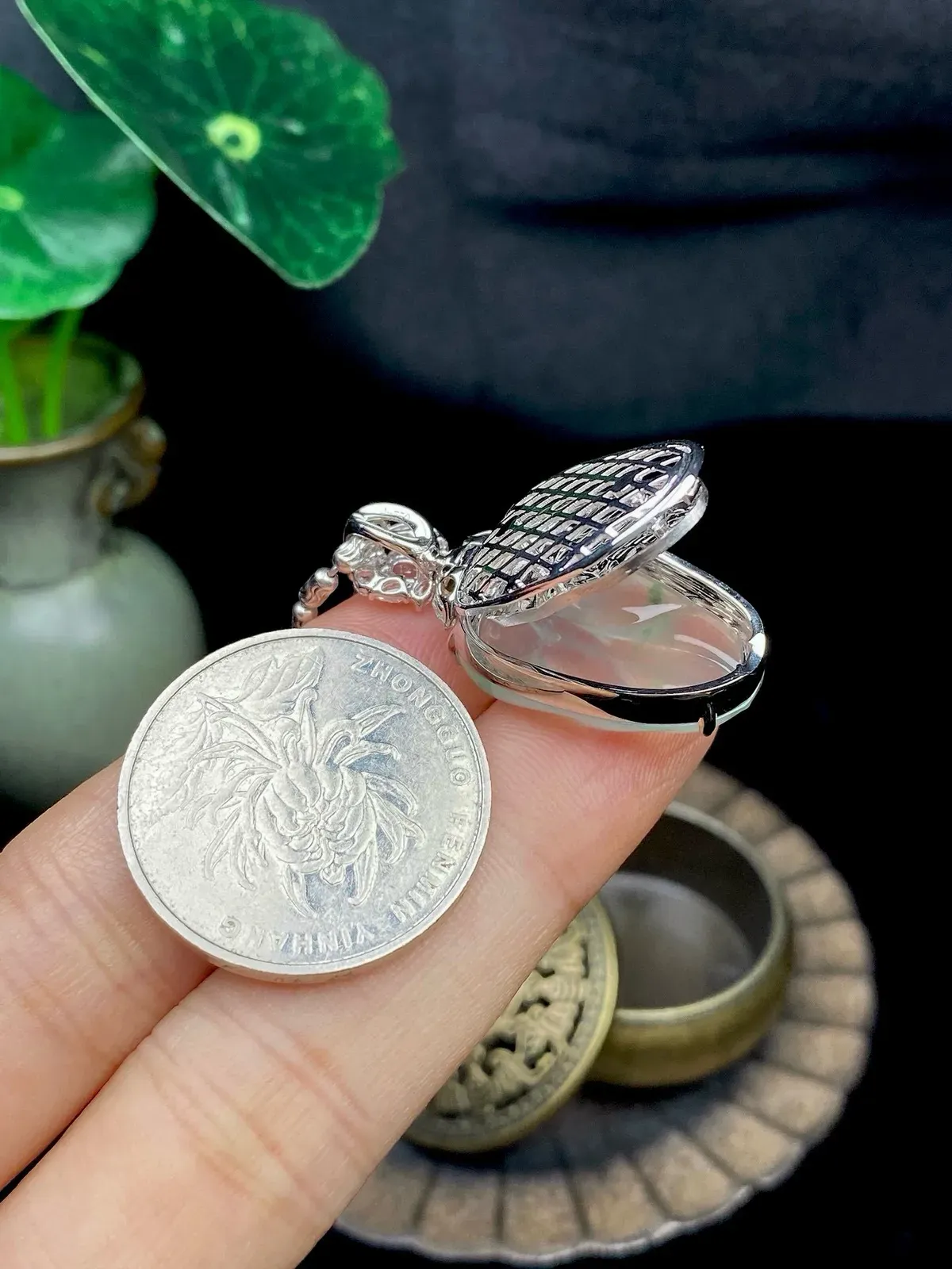 【冰种飘绿叶子】金枝玉叶，质地细腻，冰润透亮，光泽出众，18k金钻镶嵌，裸石尺寸22.4*16*4.9毫米