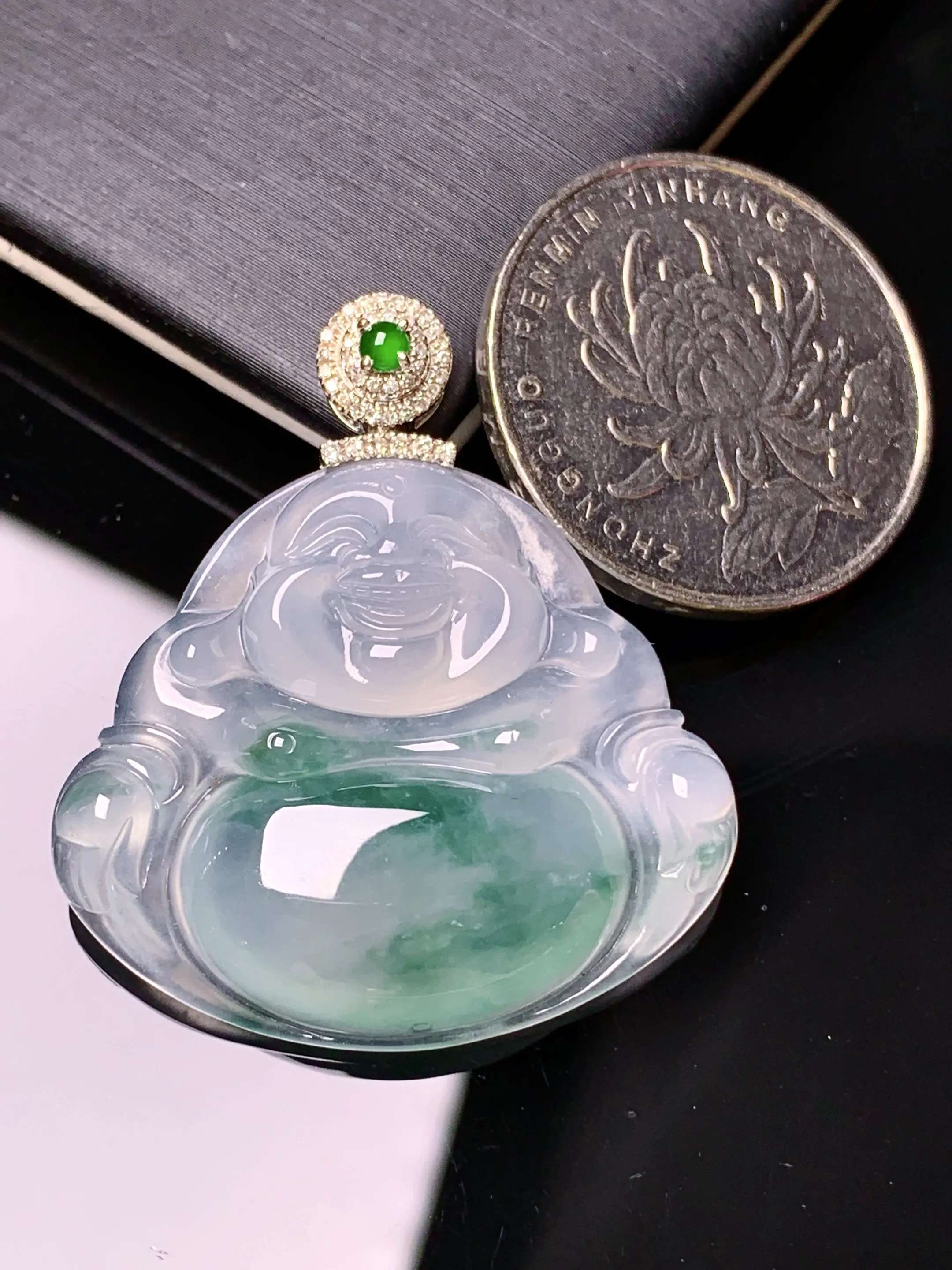 18k金钻镶嵌冰种飘绿佛公吊坠 玉质细腻 色泽清新艳丽 整体尺寸36.3*32.6*6.5