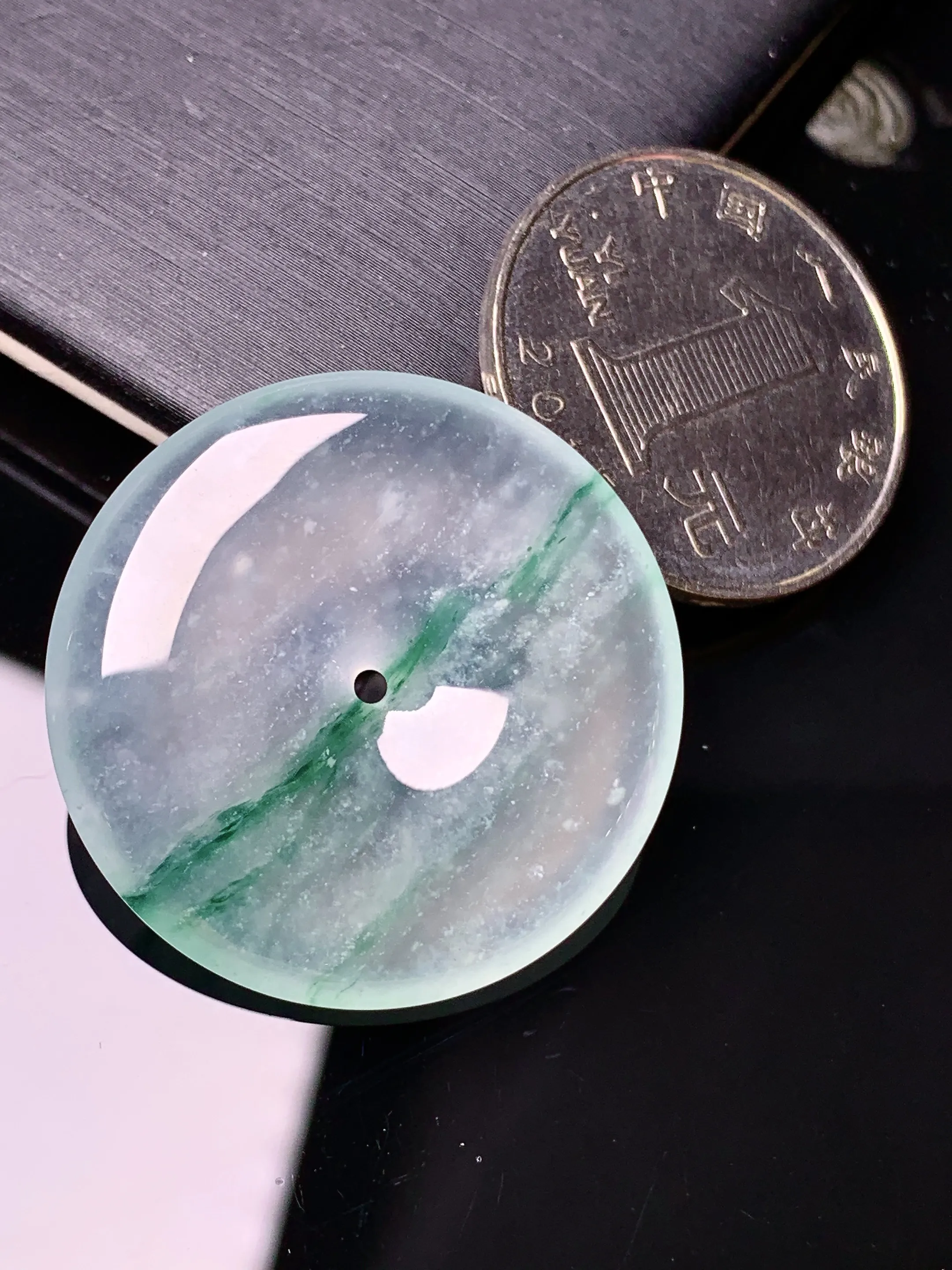 玻璃种飘绿平安扣吊坠 玉质细腻 色泽清新艳丽 整体尺寸30*5