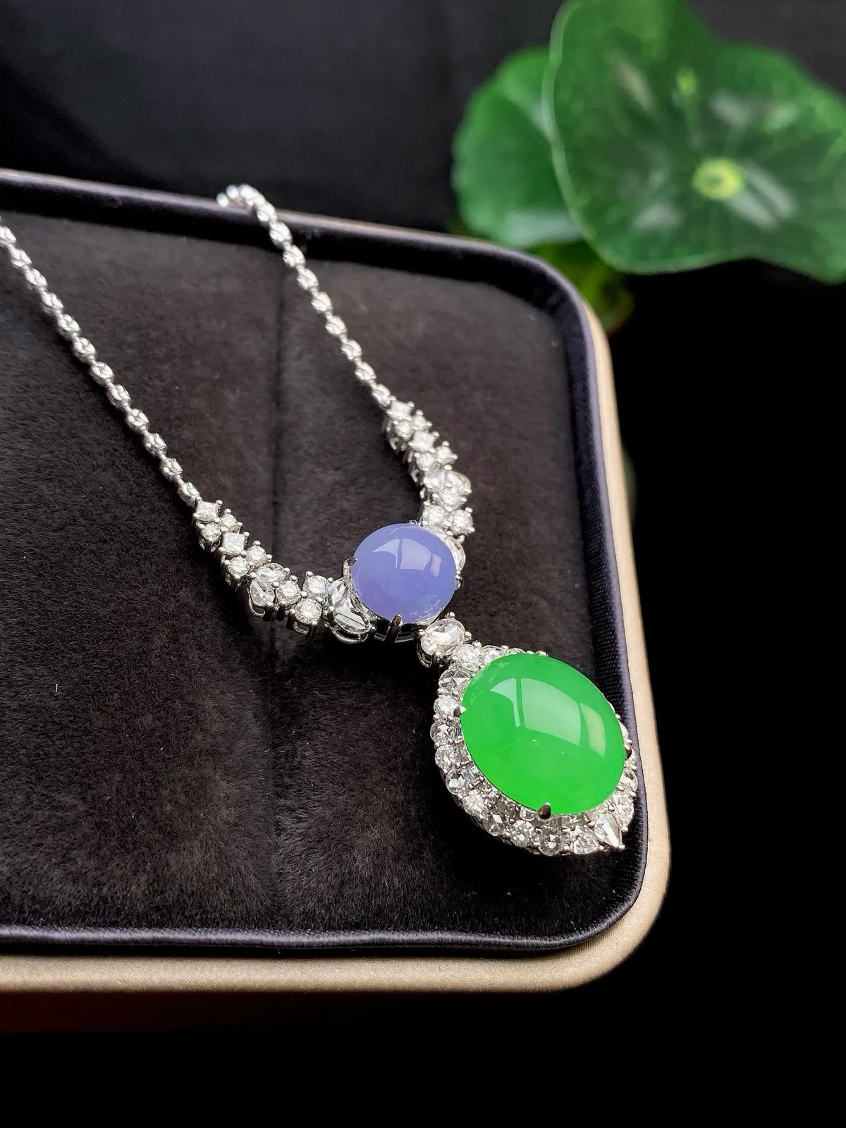 【冰种满绿蛋面吊坠】质地细腻，种水上乘，通透闪亮，晶莹剔透。18K金钻精美镶嵌，裸石尺寸7.8*7.