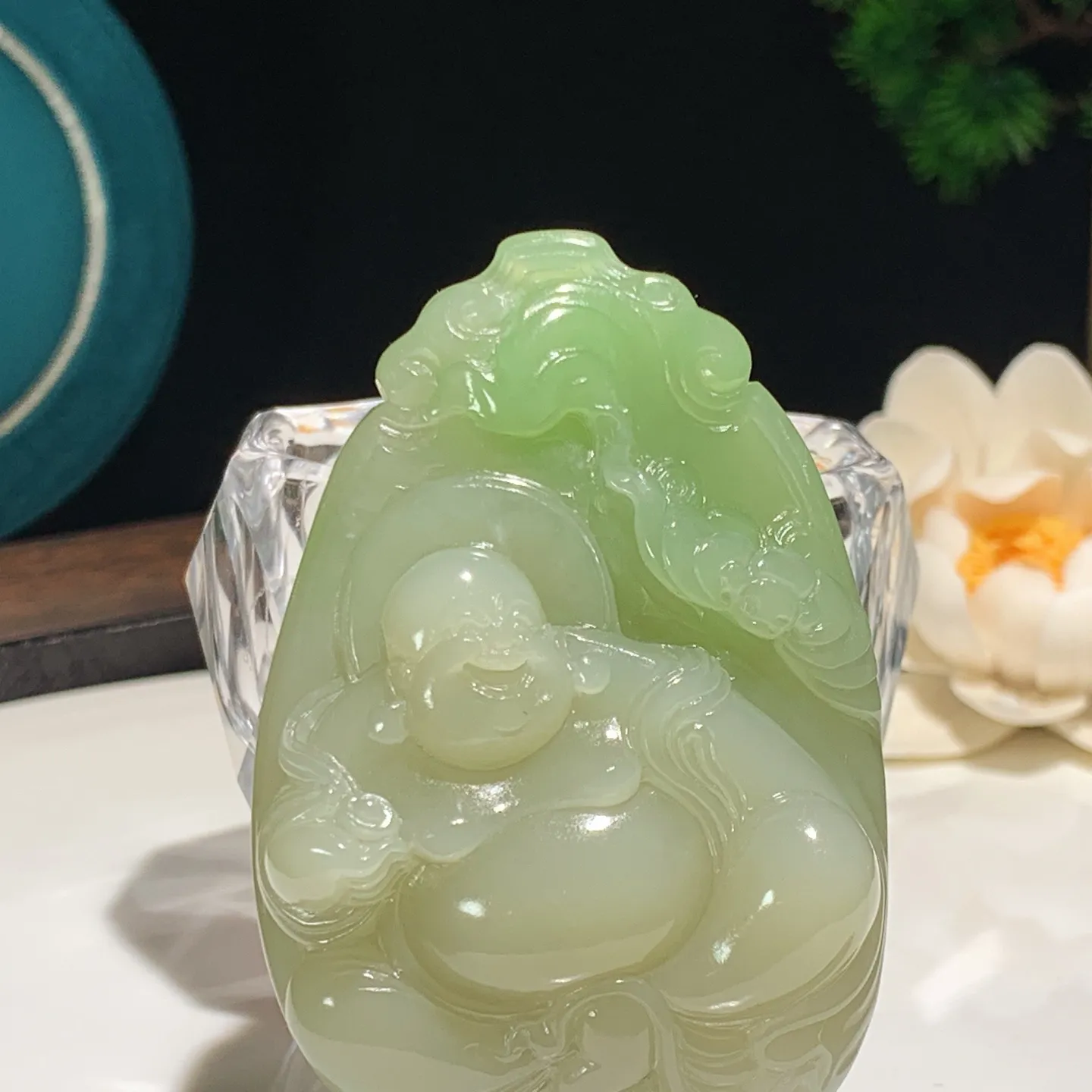 和田玉青海翠翠青佛引福来把件。尺寸72/46/21重102.8克。内径玉质细腻油润。手推出油。佩戴高端典雅。lt251205