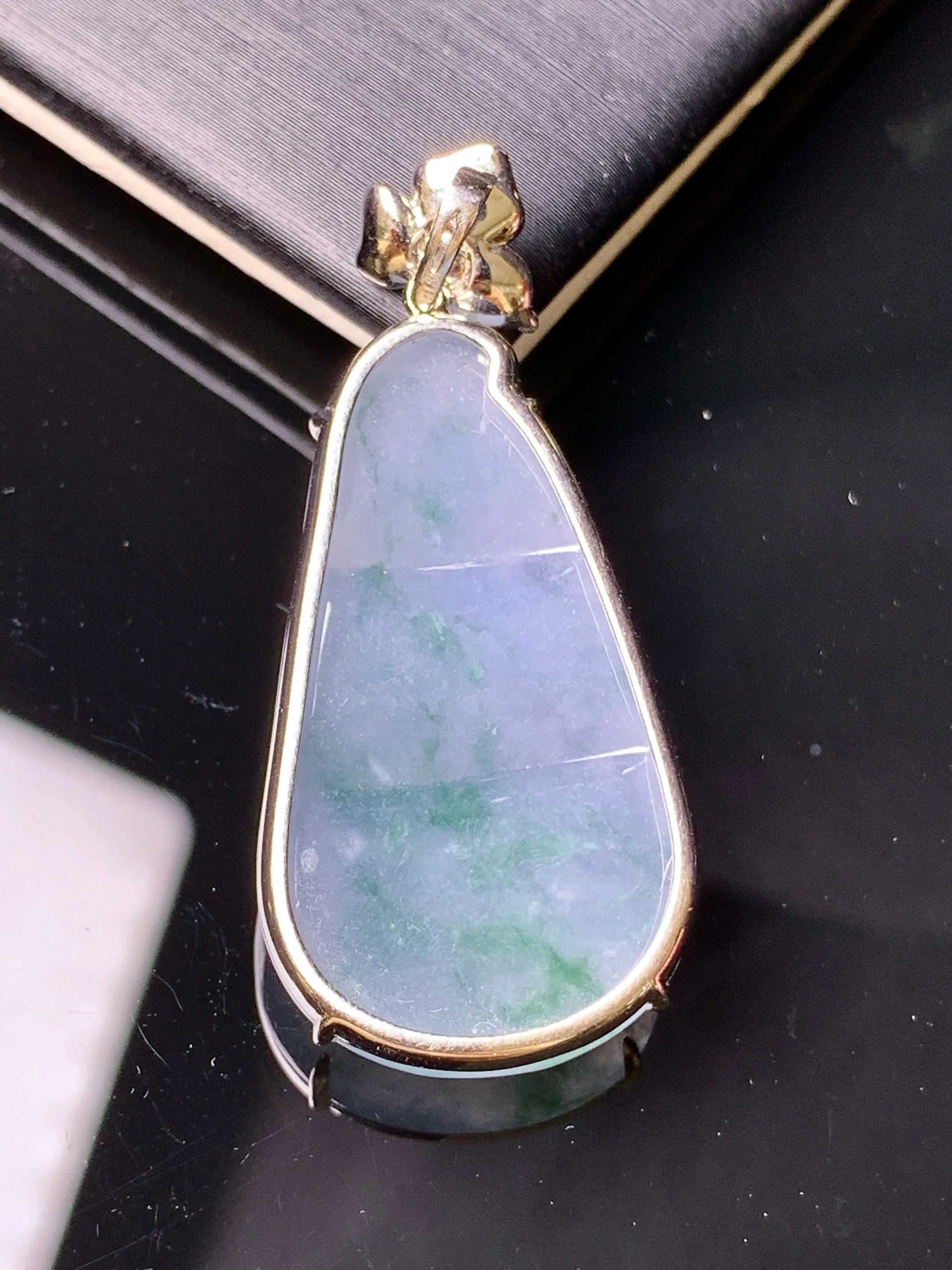 18k金镶嵌淡紫罗兰四季豆吊坠 玉质细腻 色泽清新艳丽 整体尺寸38*17.5*6.2