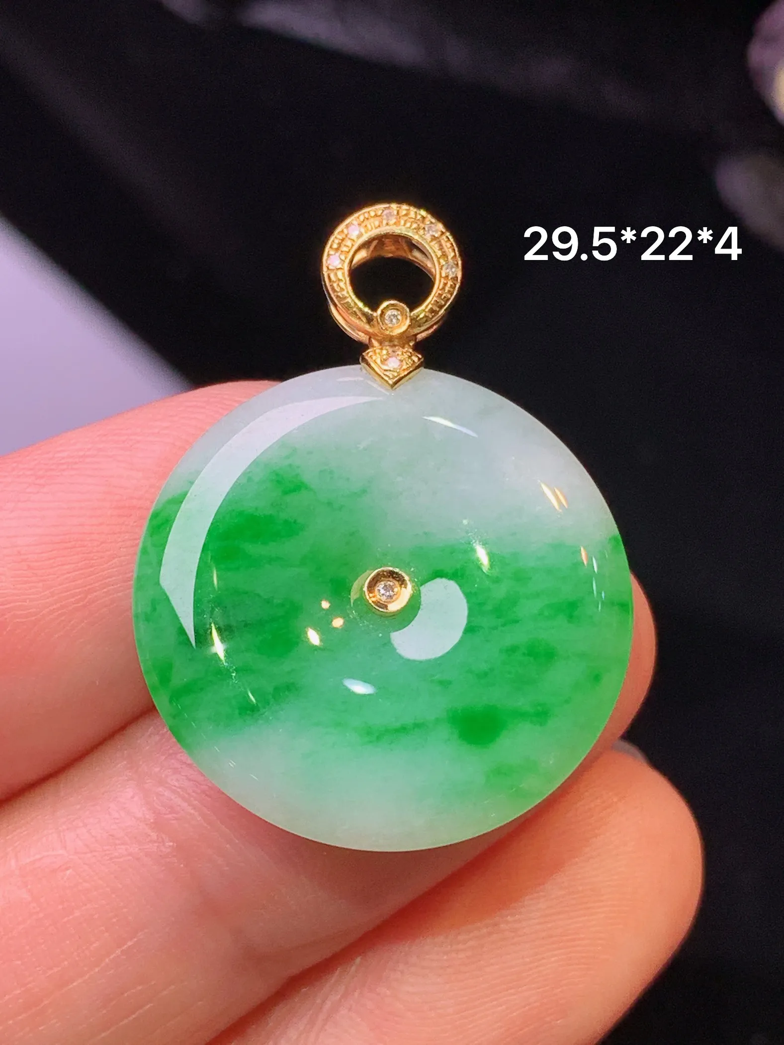 18k金钻镶嵌飘绿平安扣吊坠 玉质细腻 色泽清新艳丽 整体尺寸29.5*22*4